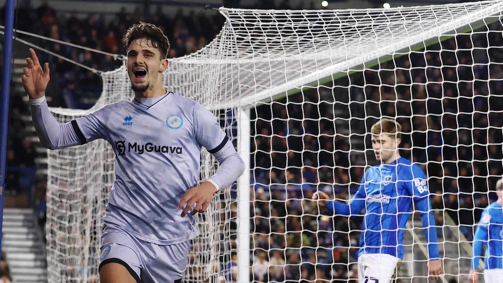 Mihailo Ivanovic trong trận đấu giữa Portsmouth và Millwall
