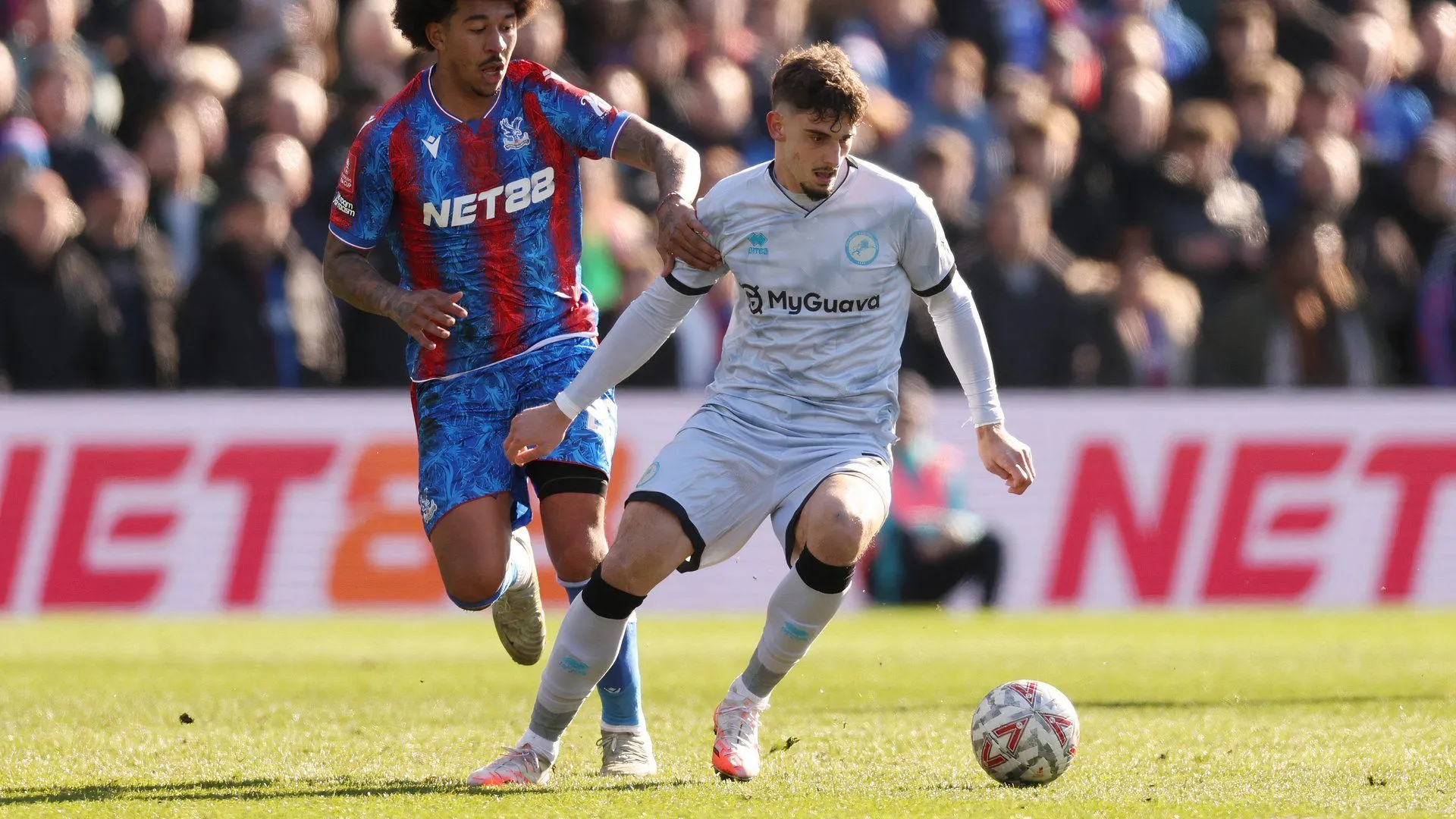 Mihailo Ivanovic trong trận đấu với Crystal Palace