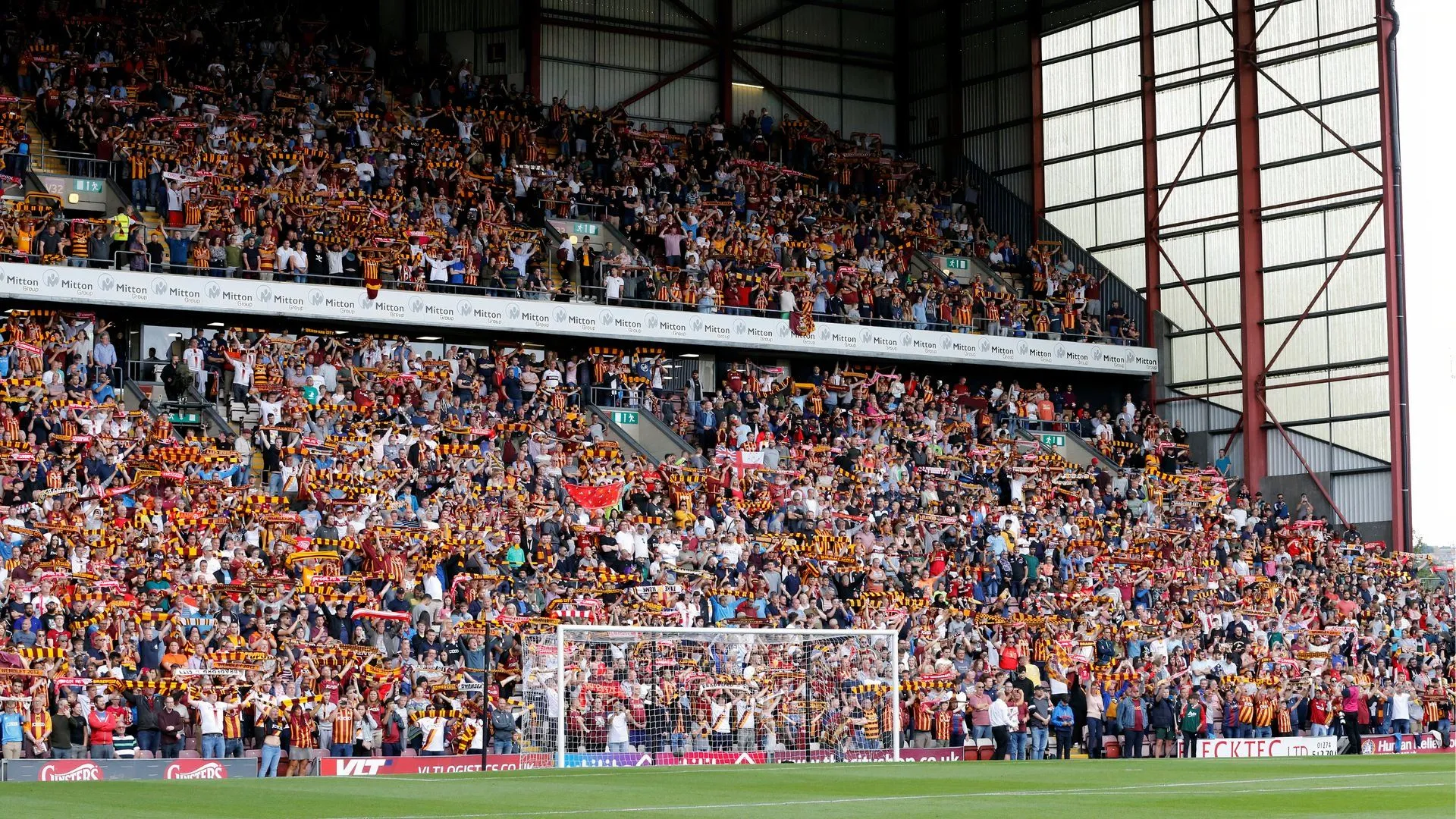 Người hâm mộ Bradford City cổ vũ trên khán đài