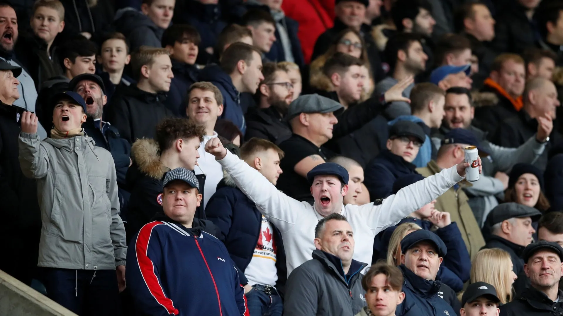 Người hâm mộ cuồng nhiệt trên khán đài sân The Den của Millwall