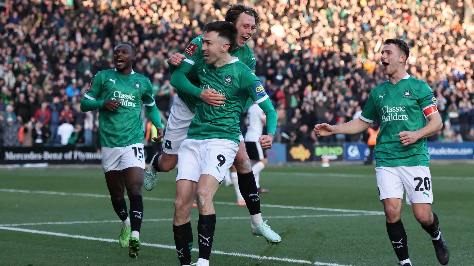 Ryan Hardie ăn mừng bàn thắng cho Plymouth Argyle