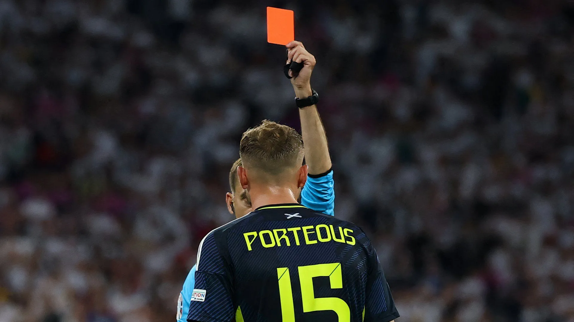 Ryan Porteous nhận thẻ đỏ khi thi đấu cho Đội tuyển Scotland tại Euro 2024.