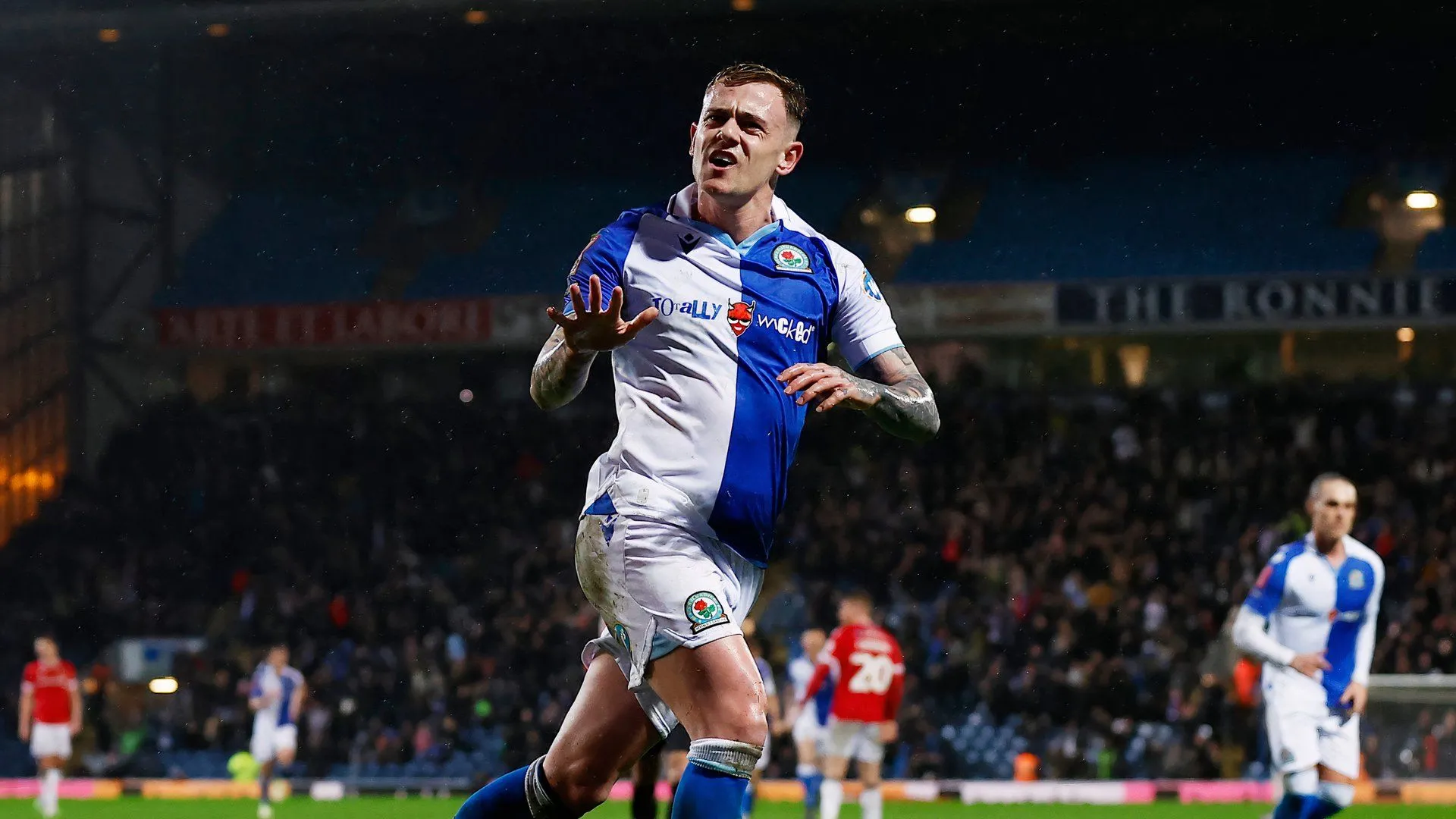Sammie Szmodics - cầu thủ chất lượng đang thi đấu ở Championship