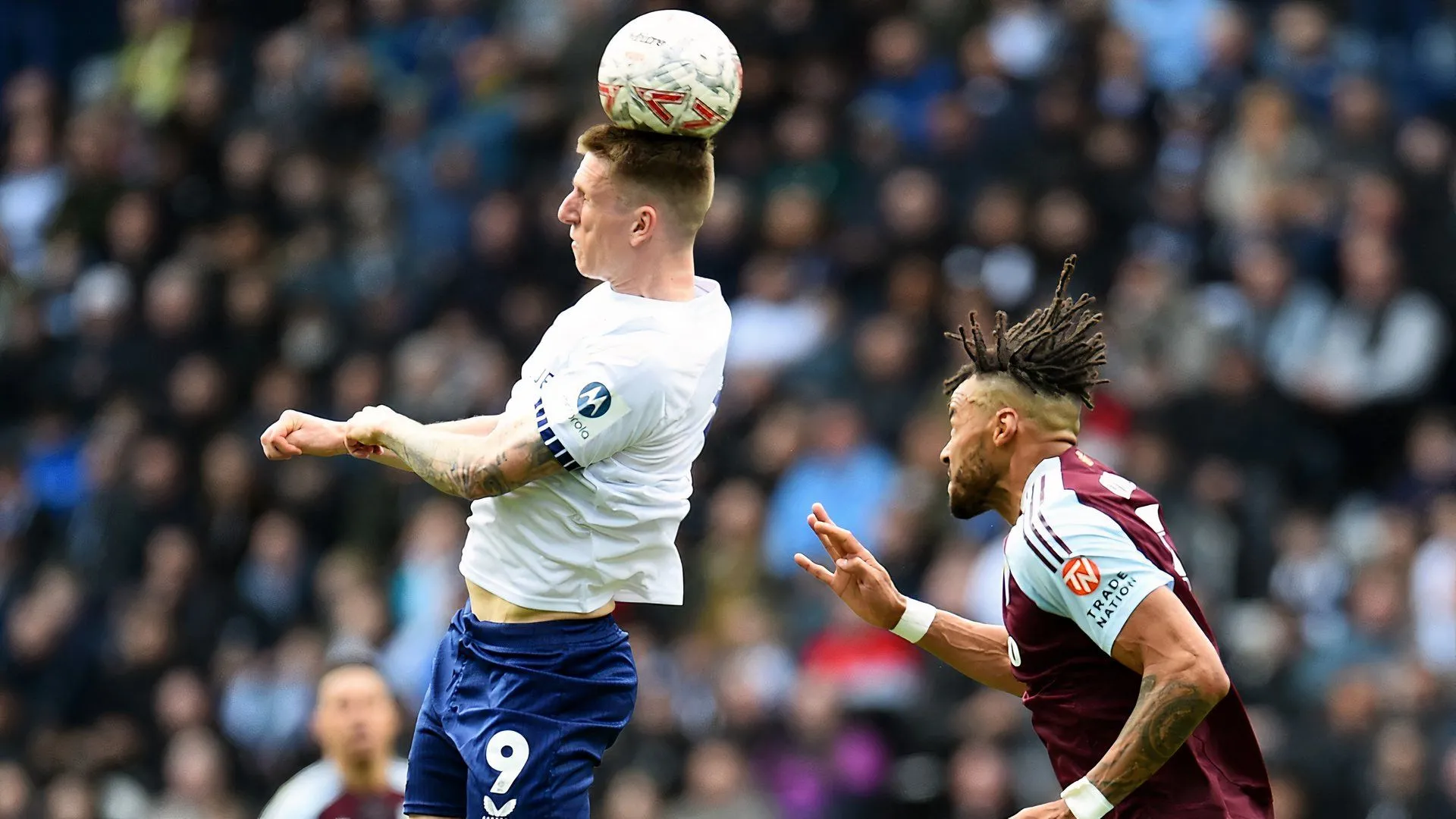 Tiền đạo Emil Riis trong trận đấu giữa Preston North End và Aston Villa