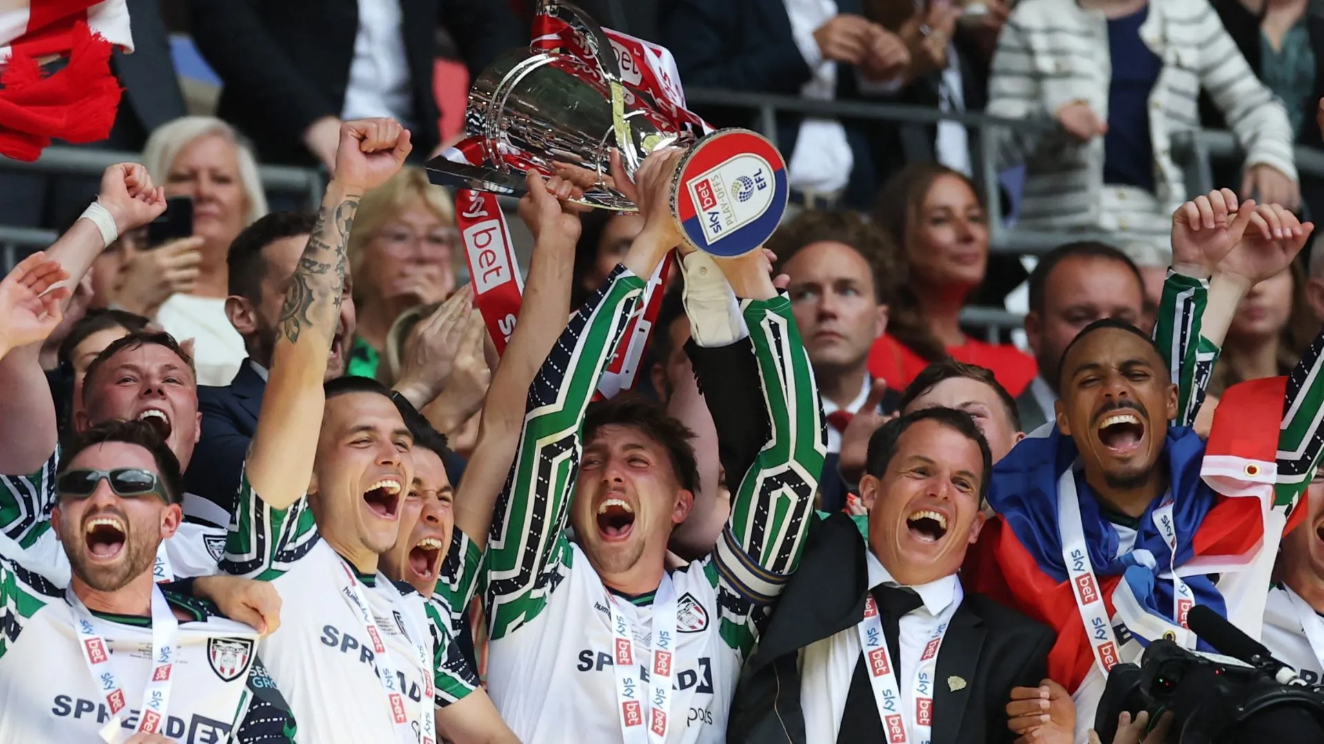 Tiền vệ Dan Neil nâng cao chiếc cúp vô địch play-off Championship sau khi Sunderland thăng hạng Premier League
