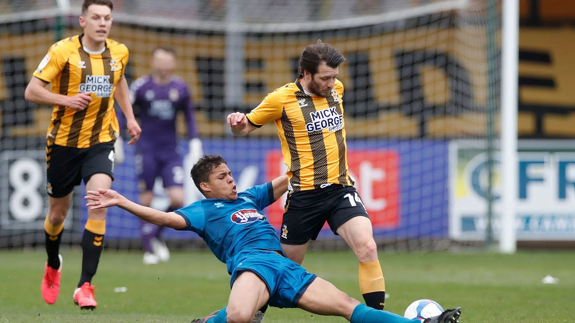 Tiền vệ Evan Khouri trong trận đấu của Grimsby Town