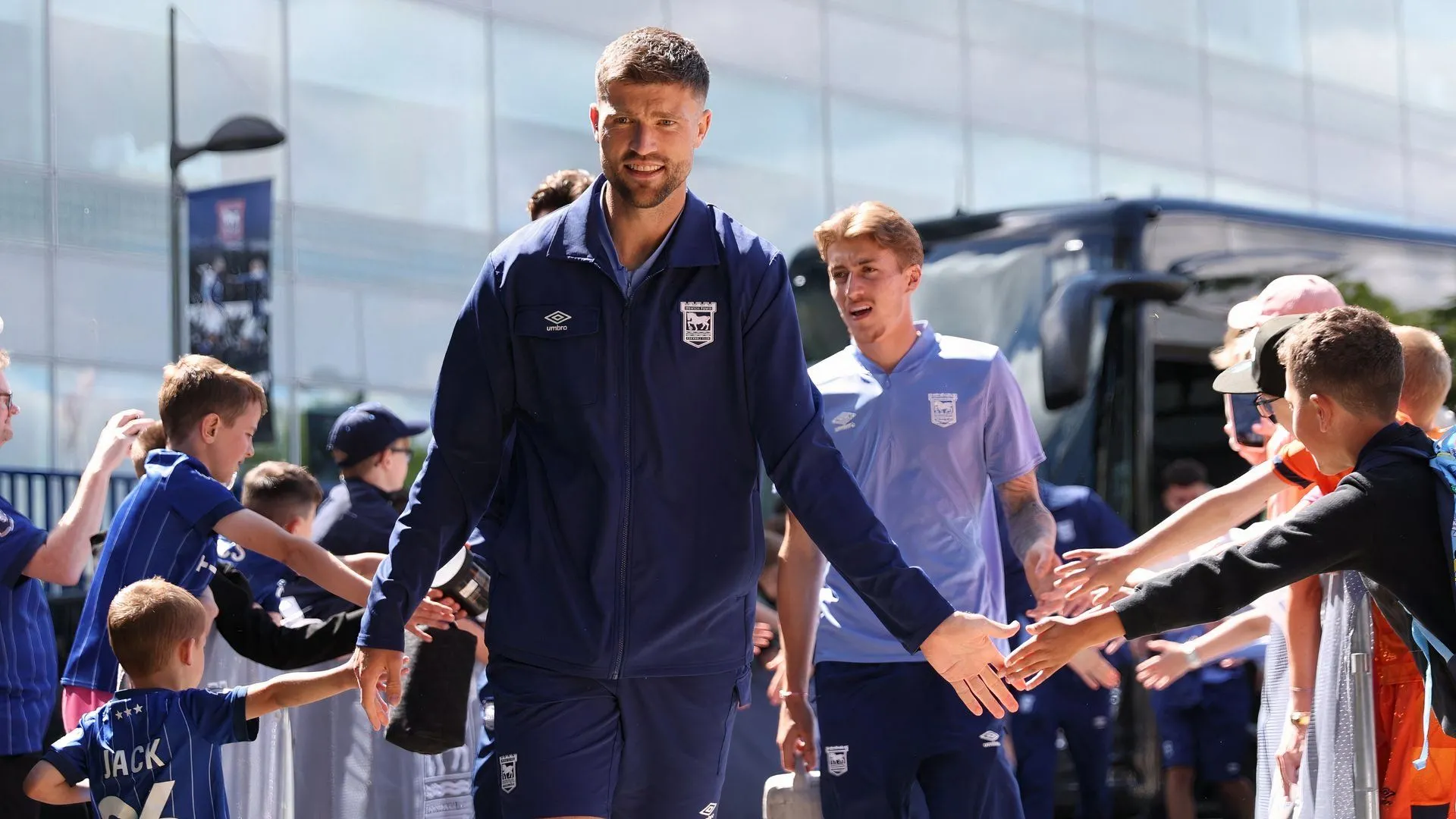 Trung vệ Cameron Burgess của Ipswich Town đang được nhiều CLB quan tâm