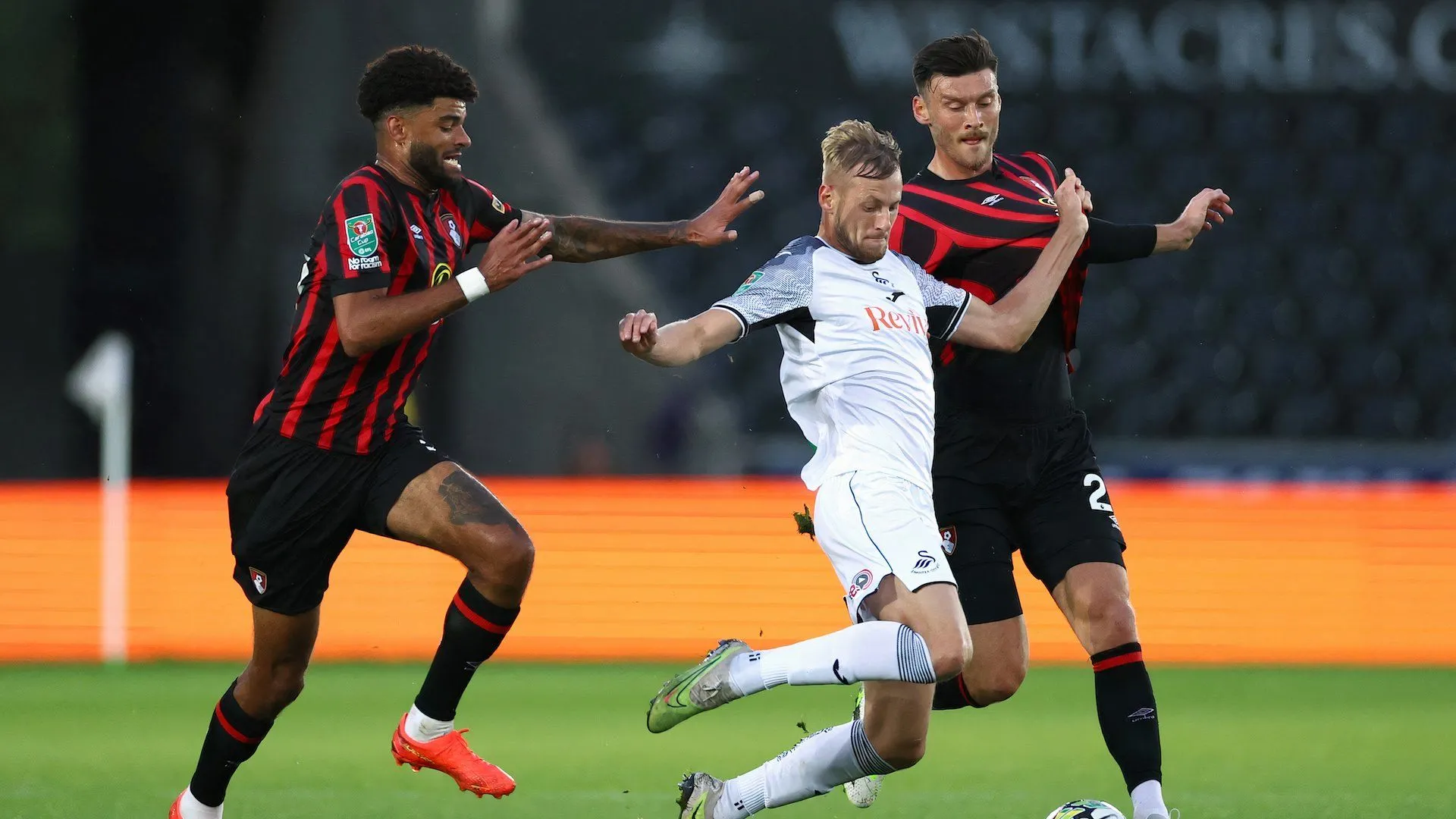 Trung vệ Harry Darling trong màu áo Swansea City tại giải Championship