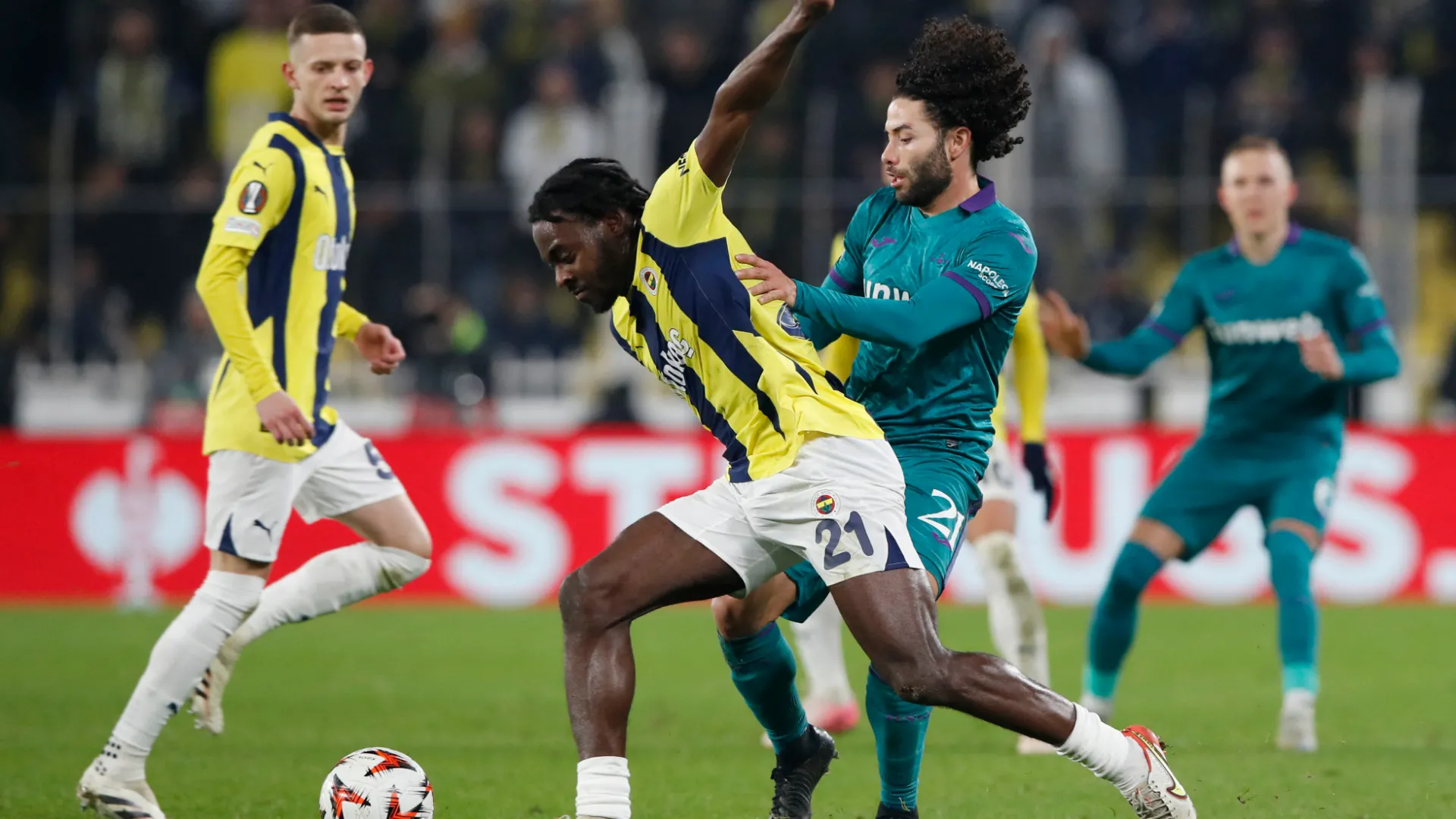 Bright Osayi-Samuel thi đấu cho Fenerbahce