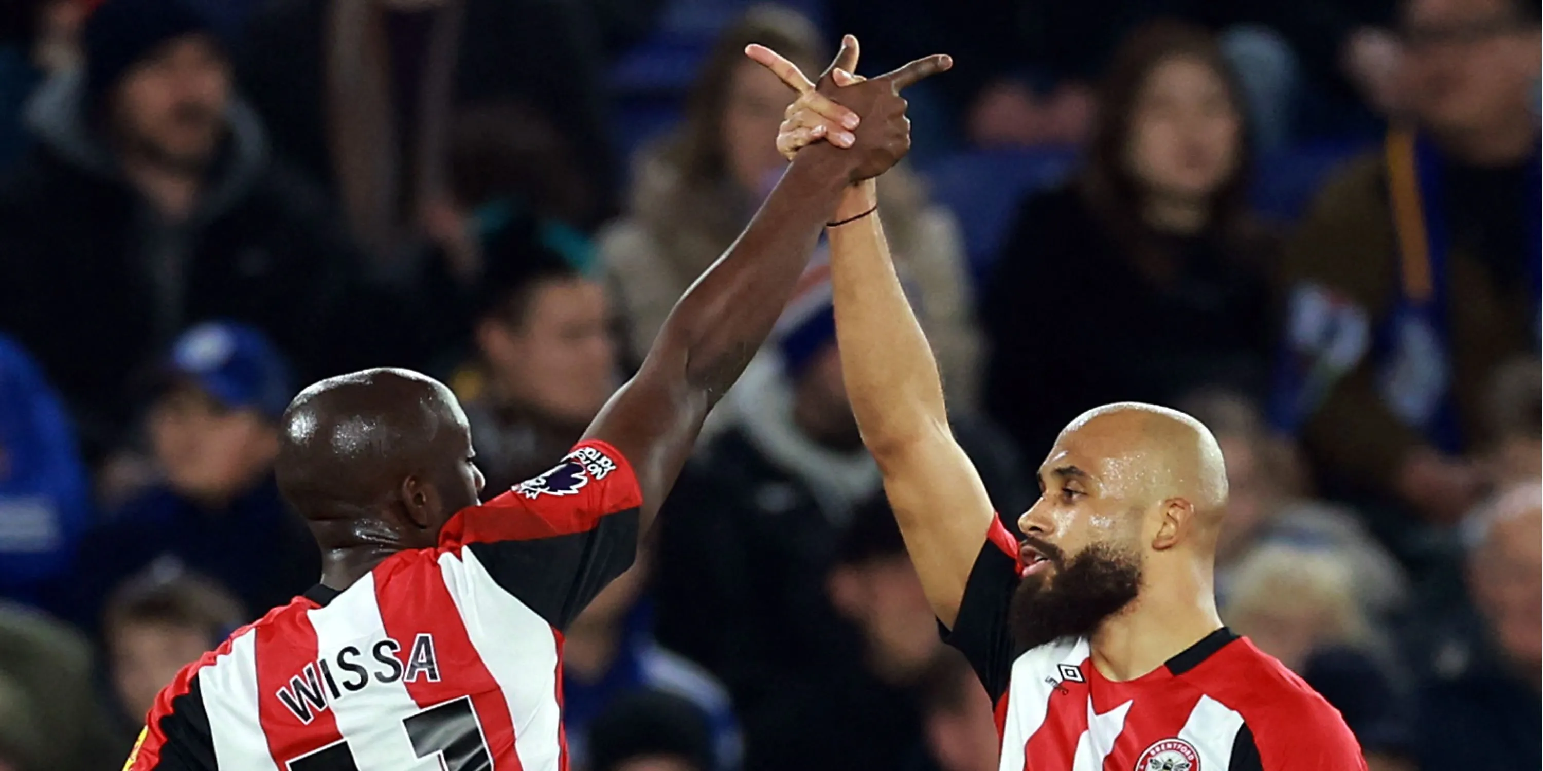 Bryan Mbeumo và Yoane Wissa của Brentford trên sân