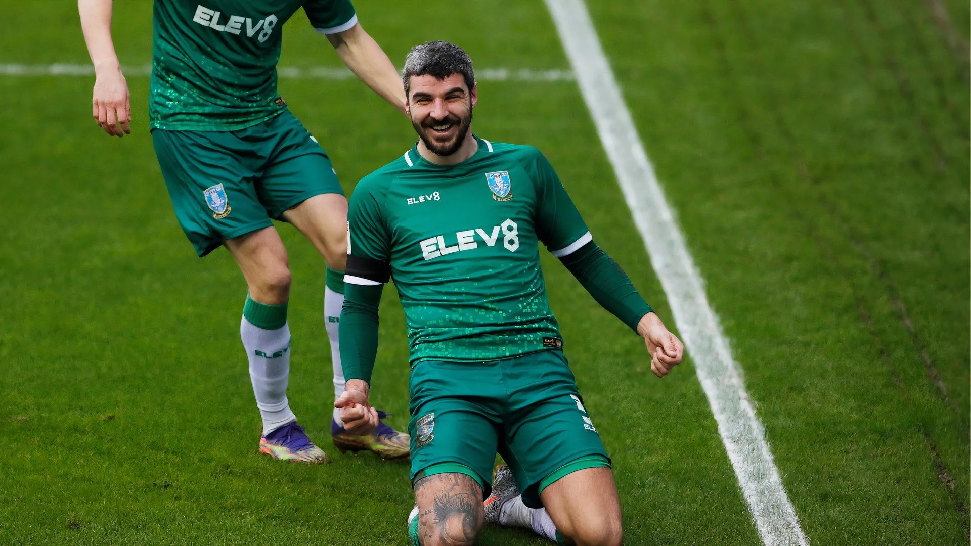Callum Paterson tranh chấp bóng trong trận đấu của Sheffield Wednesday.