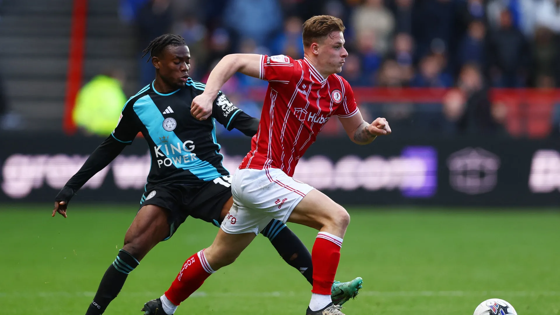 Cam Pring trong một pha tranh chấp bóng cho Bristol City