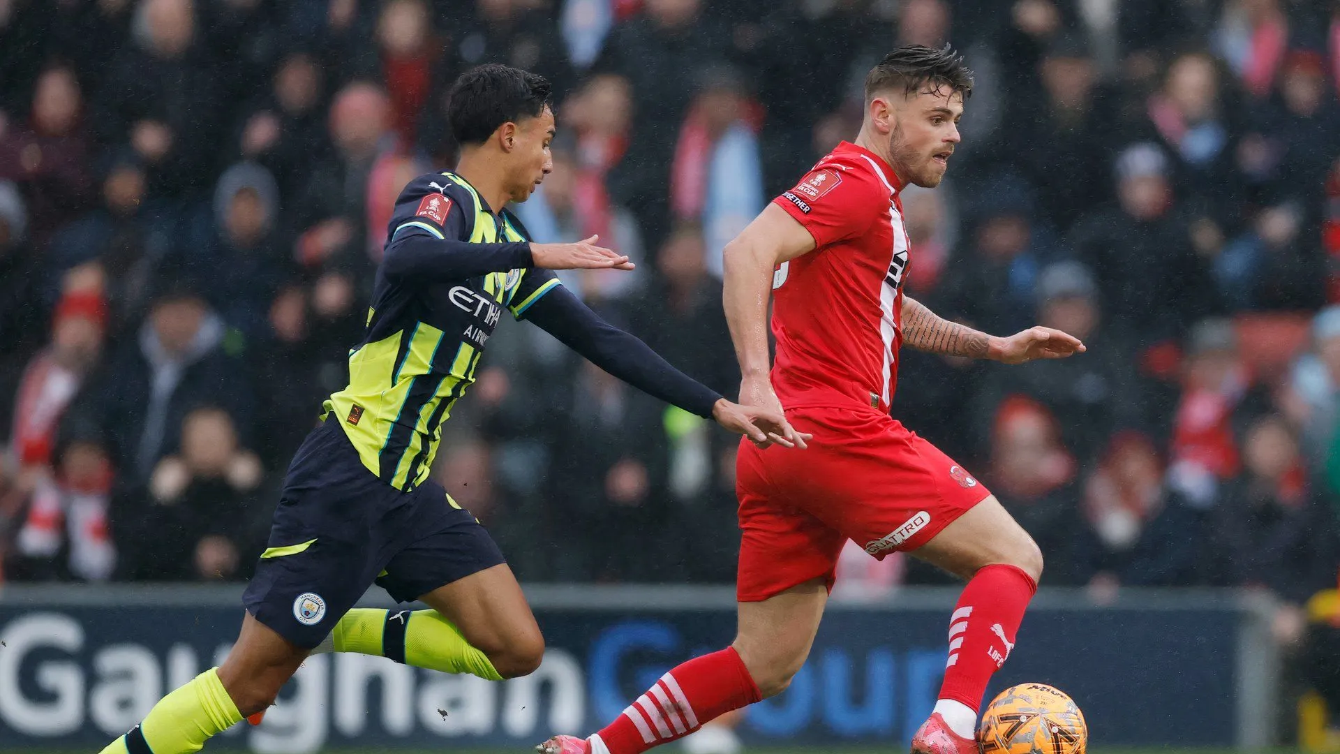 Charlie Kelman ăn mừng bàn thắng trong màu áo Leyton Orient, cho thấy khả năng săn bàn đáng nể