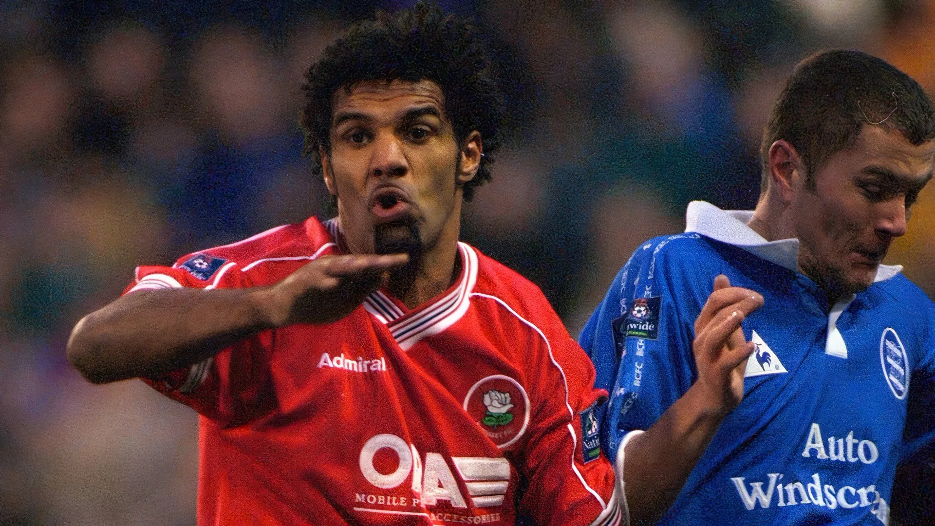 Chuyên gia Don Goodman (áo đỏ) thời còn là cầu thủ của Barnsley đối đầu Birmingham City