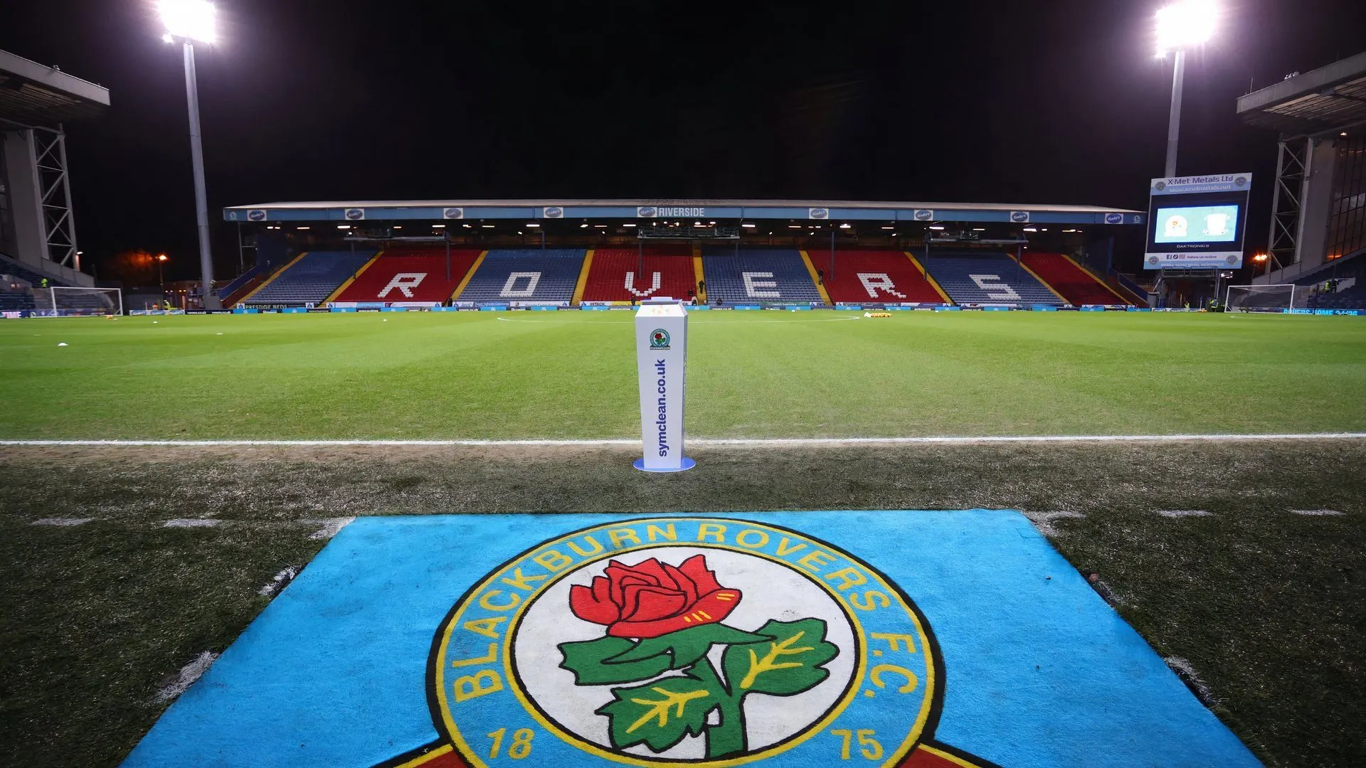 Ewood Park, sân nhà của Blackburn Rovers, với sức chứa lớn nhưng thường xuyên vắng vẻ trong các trận đấu gần đây