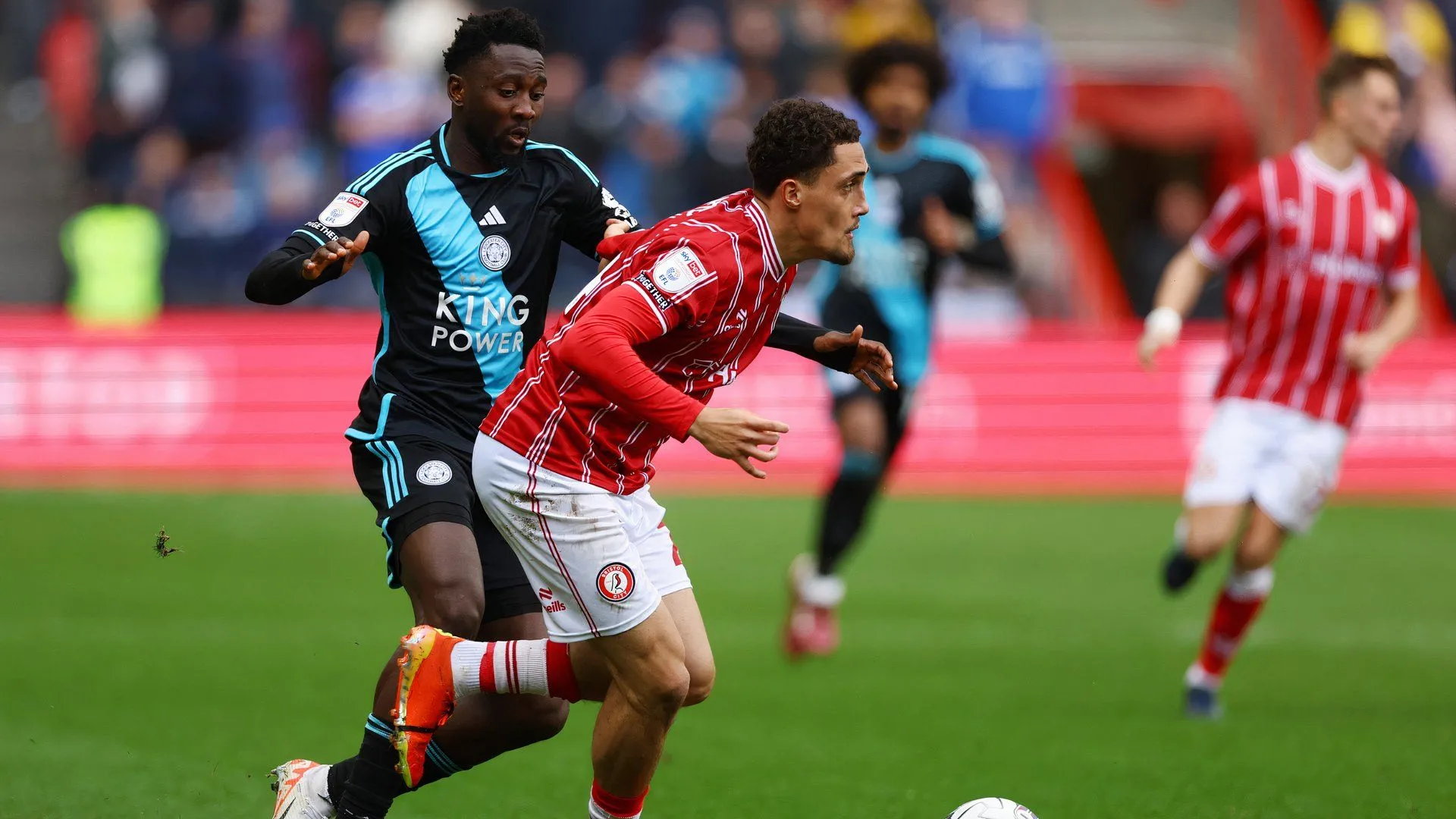 Hậu vệ Haydon Roberts trong màu áo Bristol City đối đầu Leicester City tại Championship