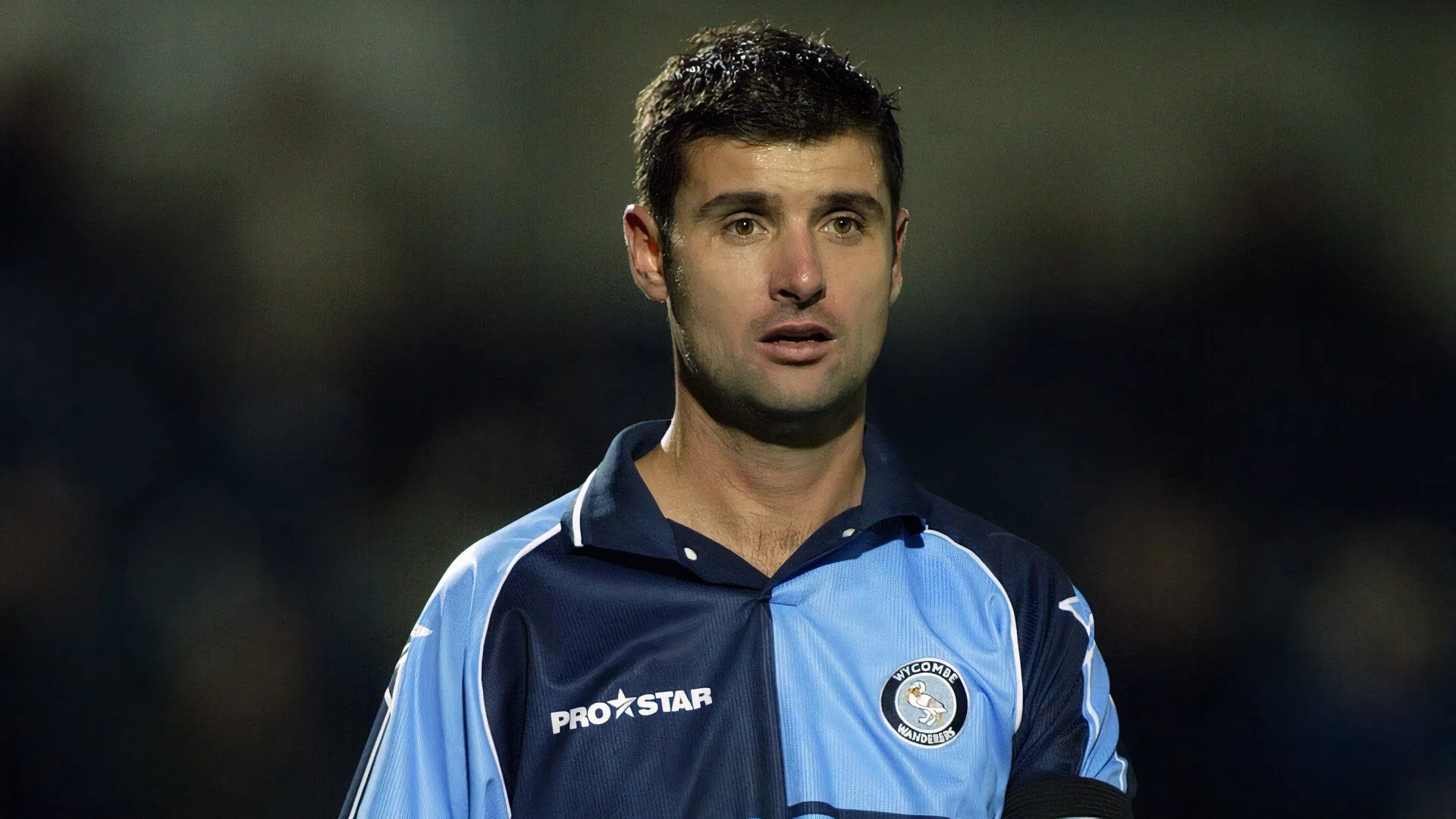 Hậu vệ Jason Cousins trong màu áo Wycombe Wanderers