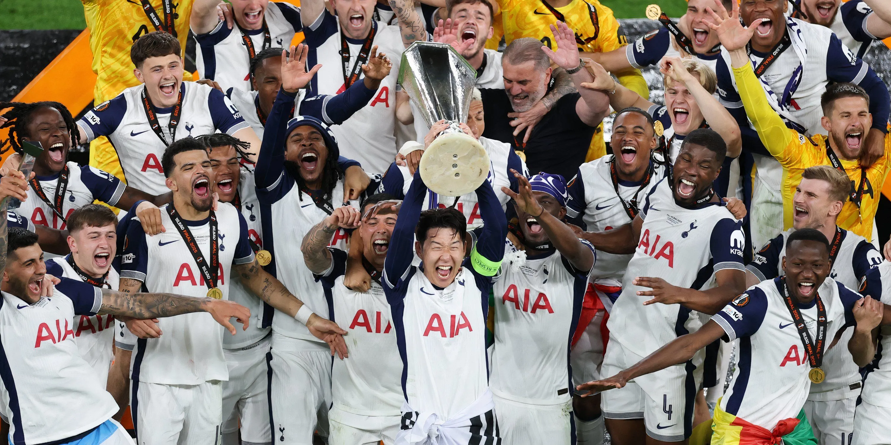 Hình ảnh cầu thủ Tottenham ăn mừng với cúp Europa League