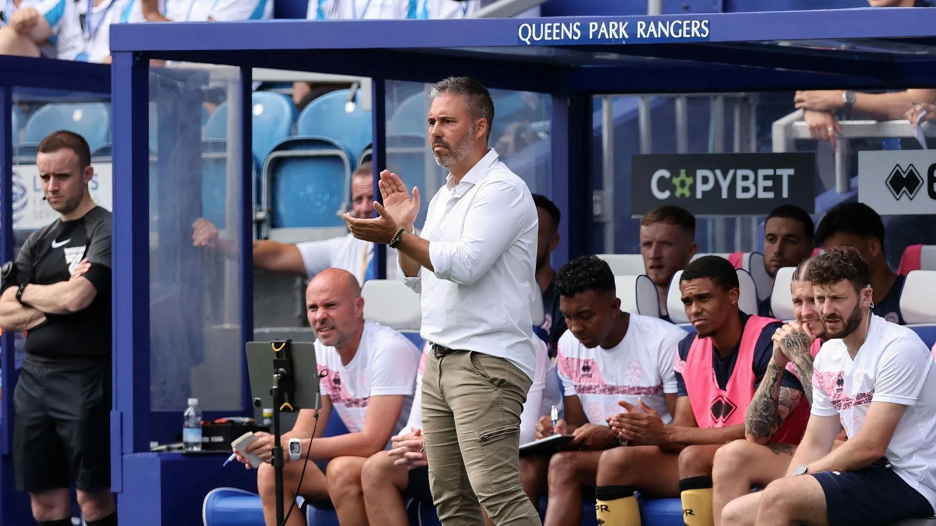 HLV Marti Cifuentes trên sân Loftus Road của QPR.