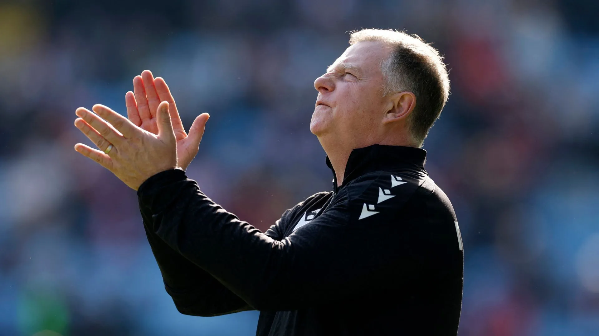 Huấn luyện viên Mark Robins của Stoke City, người sẽ quyết định tương lai của Sol Sidibe