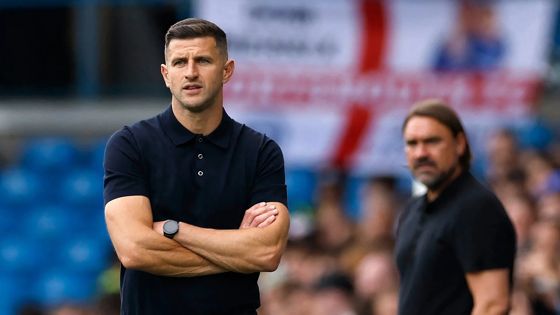 Huấn luyện viên trưởng Portsmouth, John Mousinho, đưa ra chỉ đạo chiến thuật từ đường biên