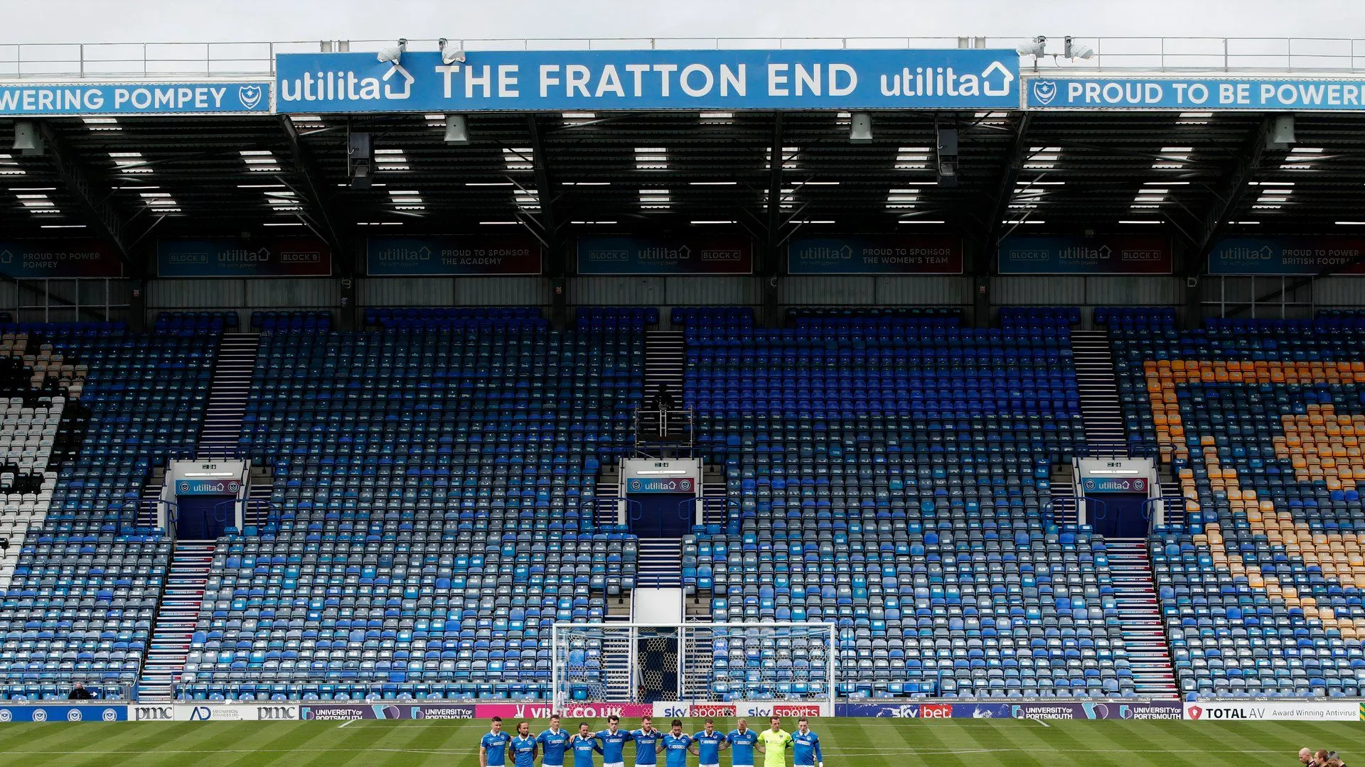 Khán đài Fratton End của sân Fratton Park, nơi cổ động viên Portsmouth tạo ra không khí cuồng nhiệt nhưng sân vận động vẫn còn nhiều hạn chế