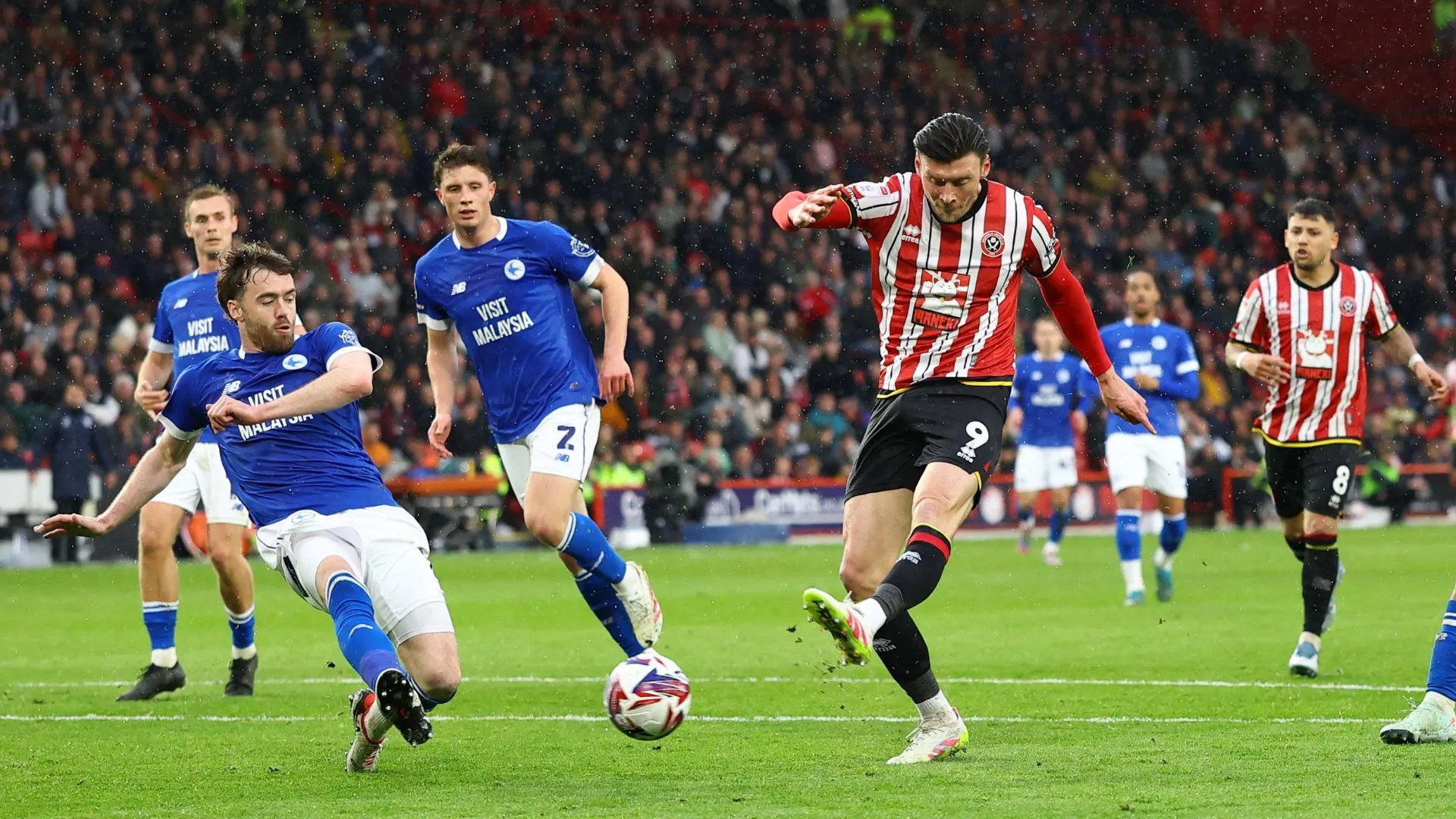 Kieffer Moore và dấu ấn lương bổng, phản ánh sự chênh lệch quỹ lương giữa các câu lạc bộ Championship