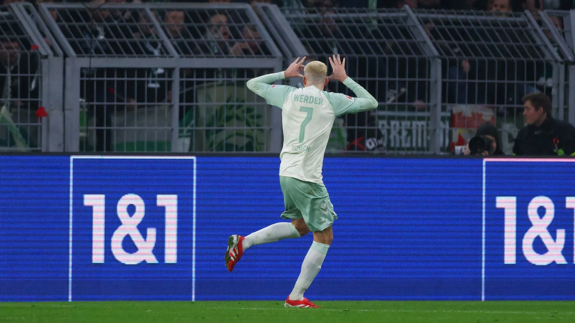 Marvin Ducksch ghi bàn cho Werder Bremen vào lưới Borussia Dortmund