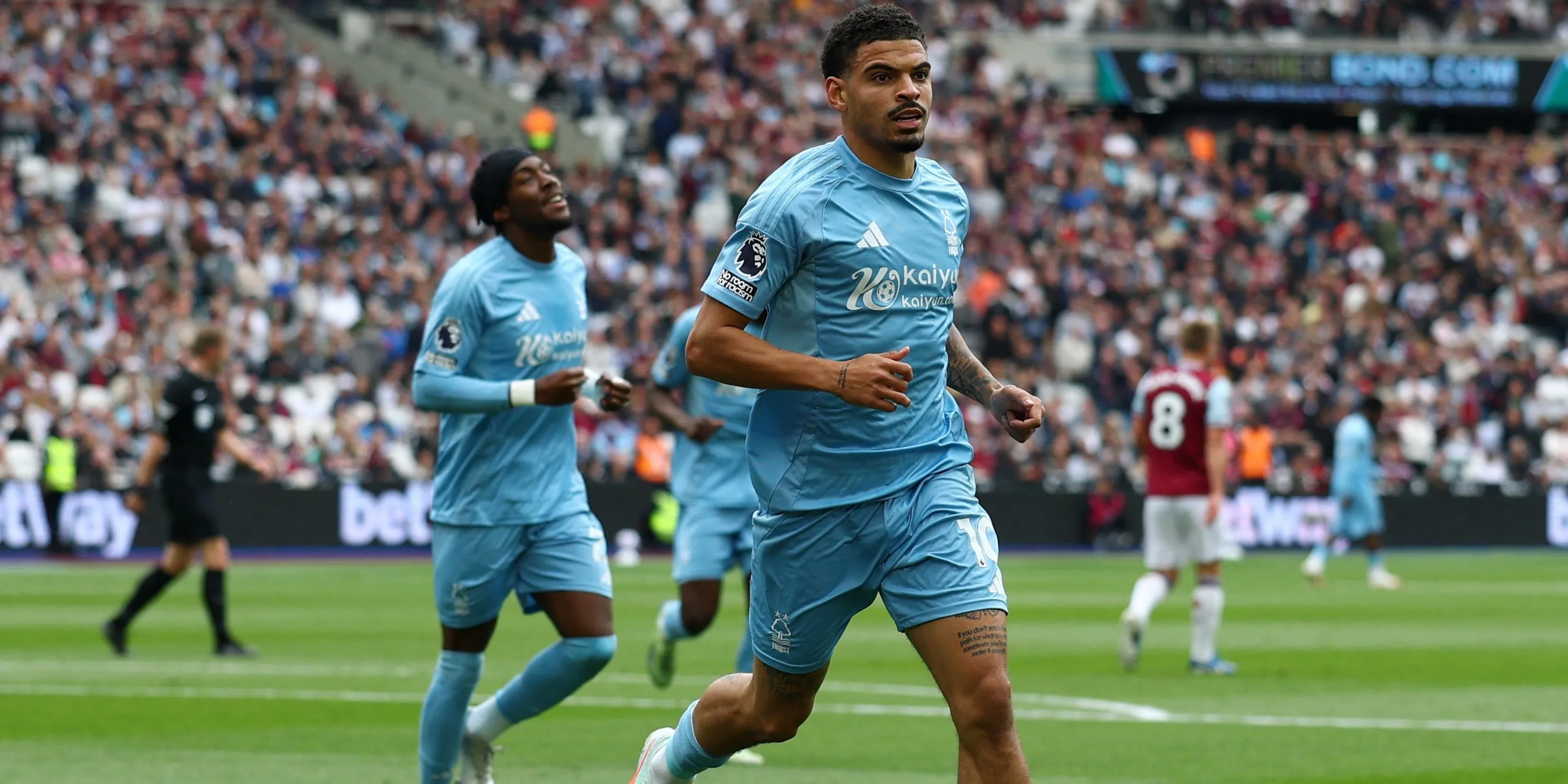 Morgan Gibbs-White ăn mừng bàn thắng cho Nottingham Forest
