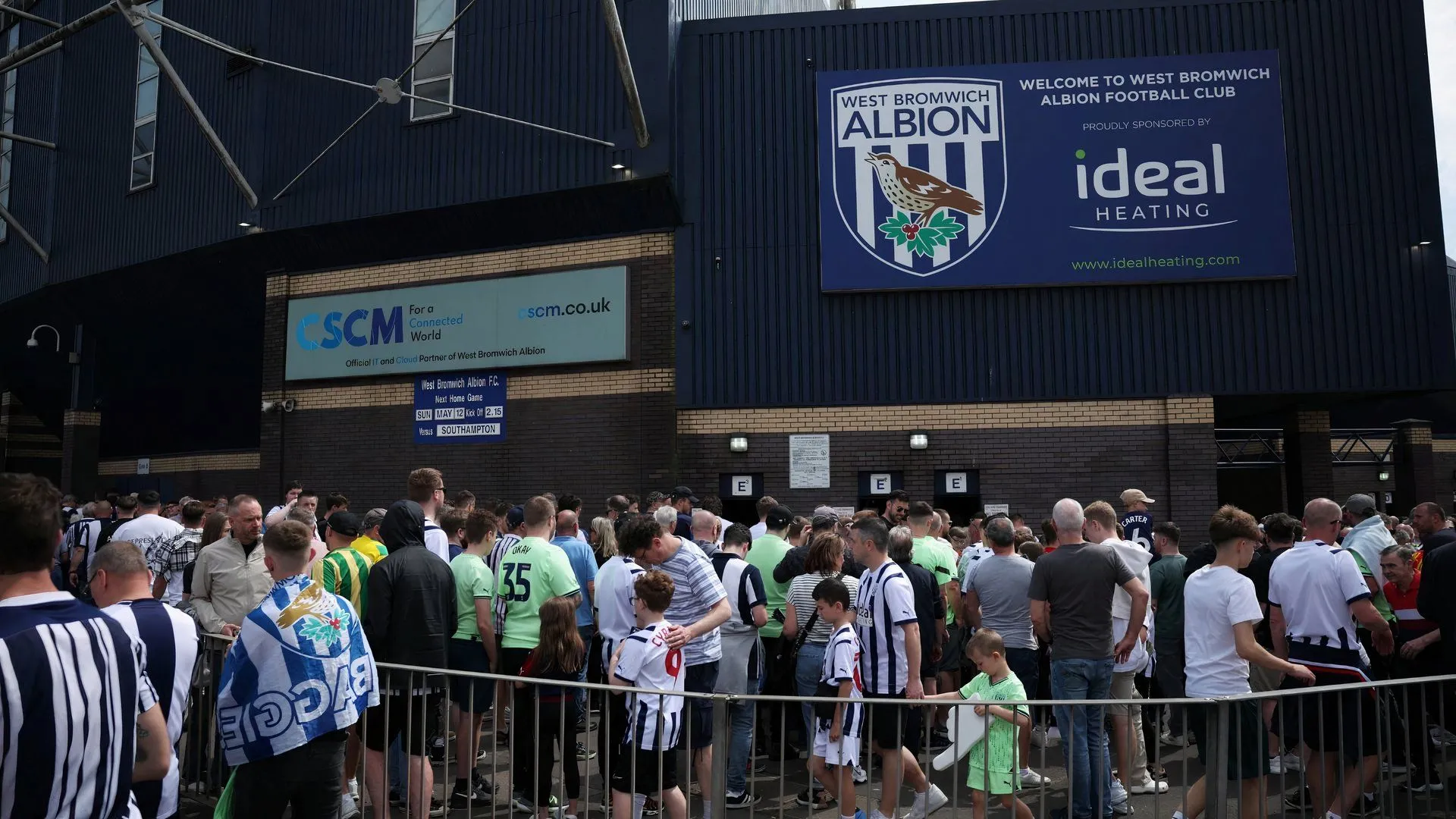 Người hâm mộ West Bromwich Albion bên ngoài sân vận động The Hawthorns chào đón các bản hợp đồng mới