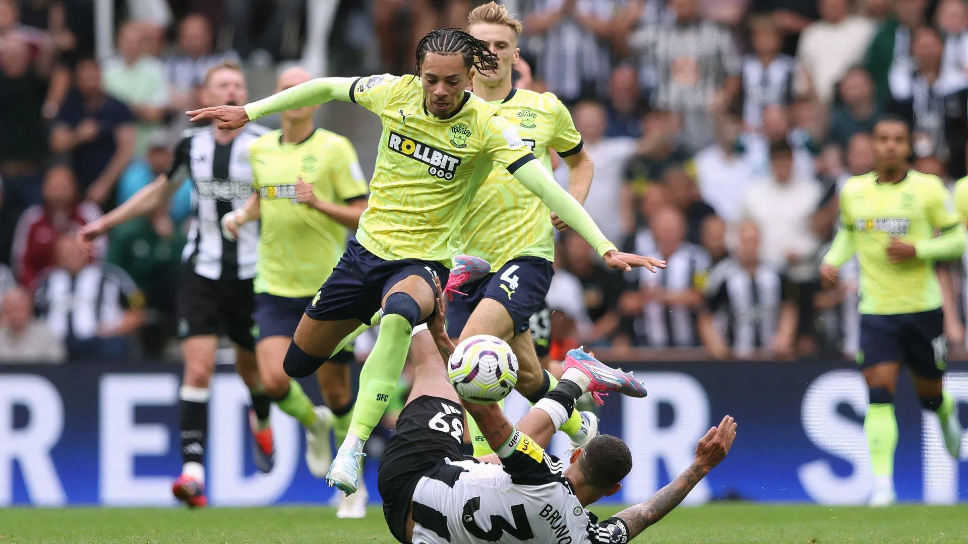 Samuel Edozie thi đấu cho Southampton