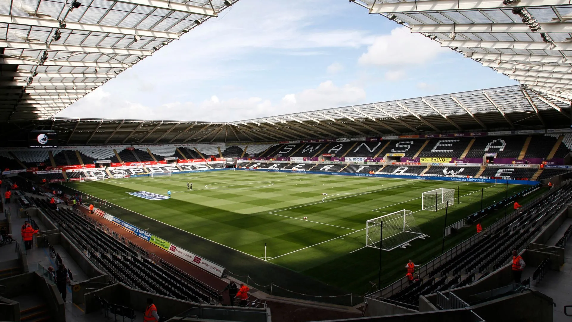 Sân Swansea.com Stadium, sân nhà của Swansea City, một công trình hiện đại nhưng bị đánh giá là thiếu bản sắc
