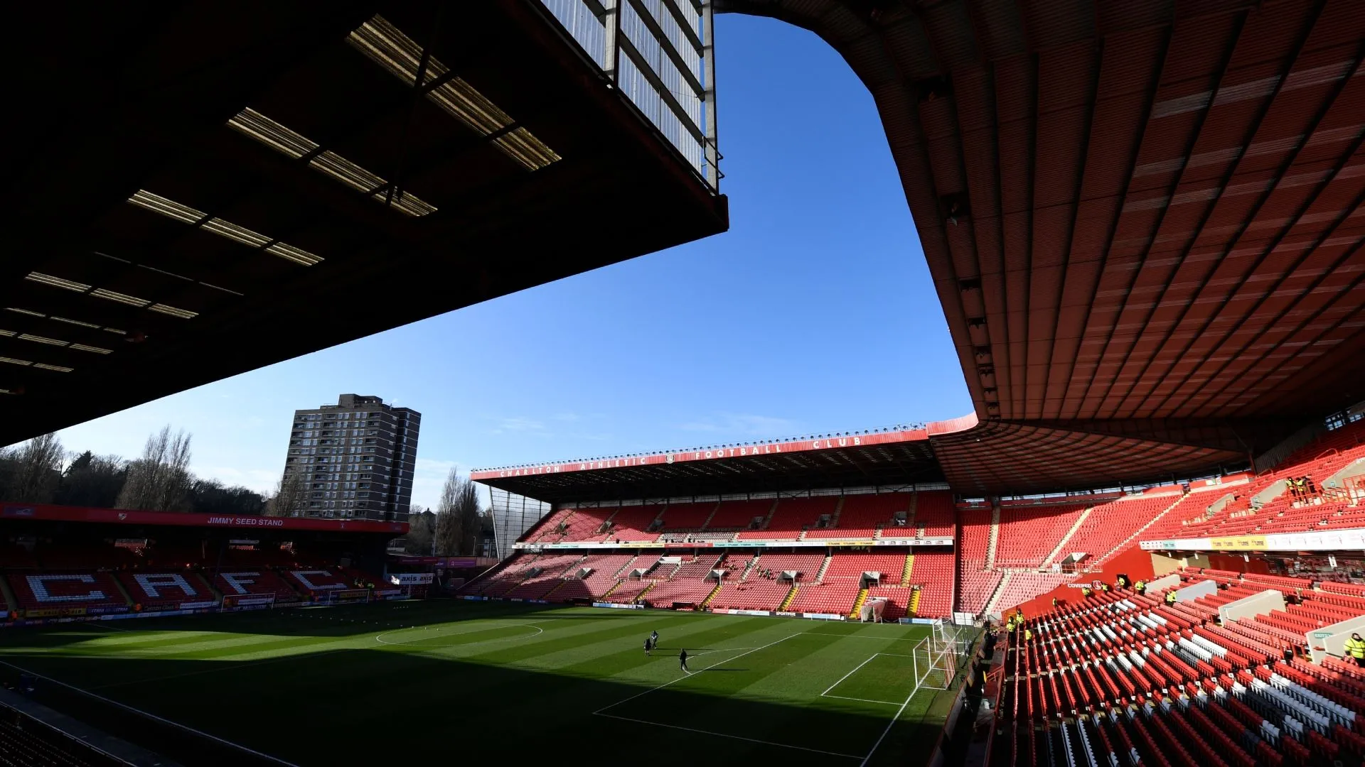 Sân The Valley, sân nhà Charlton Athletic, với thiết kế đã cũ và không khí trận đấu ít sôi nổi