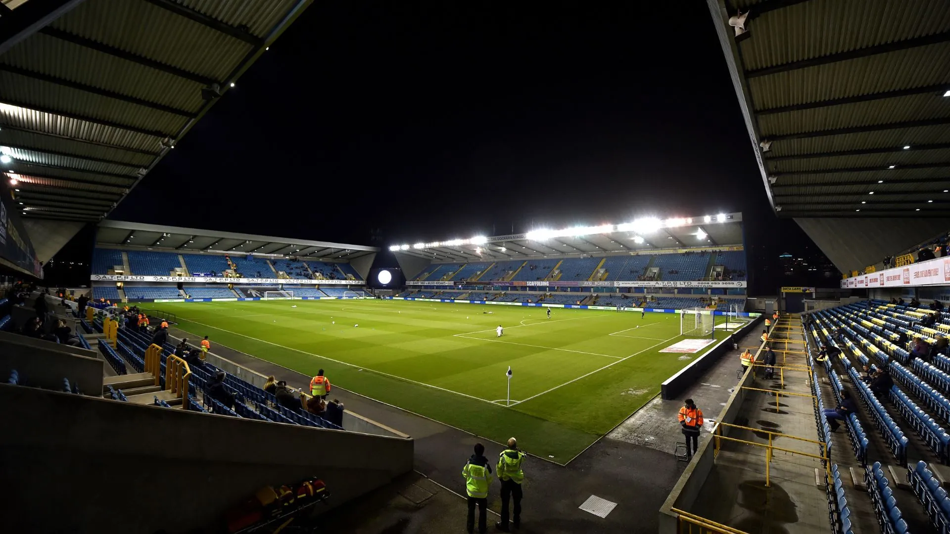 Sân vận động The Den của Millwall, nổi tiếng với sự cuồng nhiệt của người hâm mộ nhưng có vẻ ngoài khá lạnh lẽo