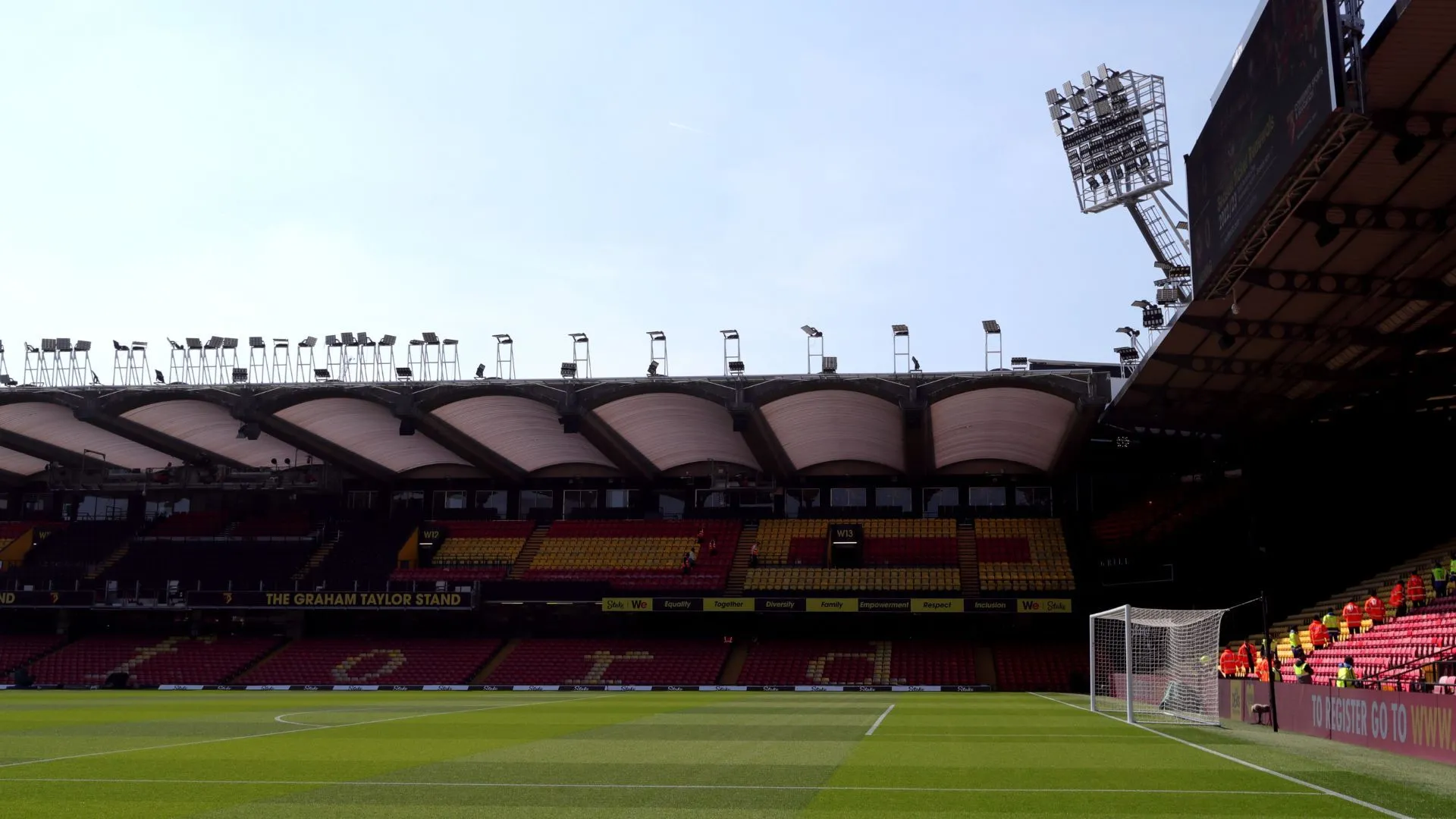 Sân Vicarage Road của Watford giữa khu dân cư, thiếu không khí sôi động