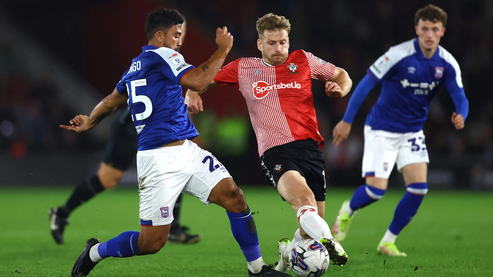 Stuart Armstrong thi đấu nổi bật trong màu áo Southampton