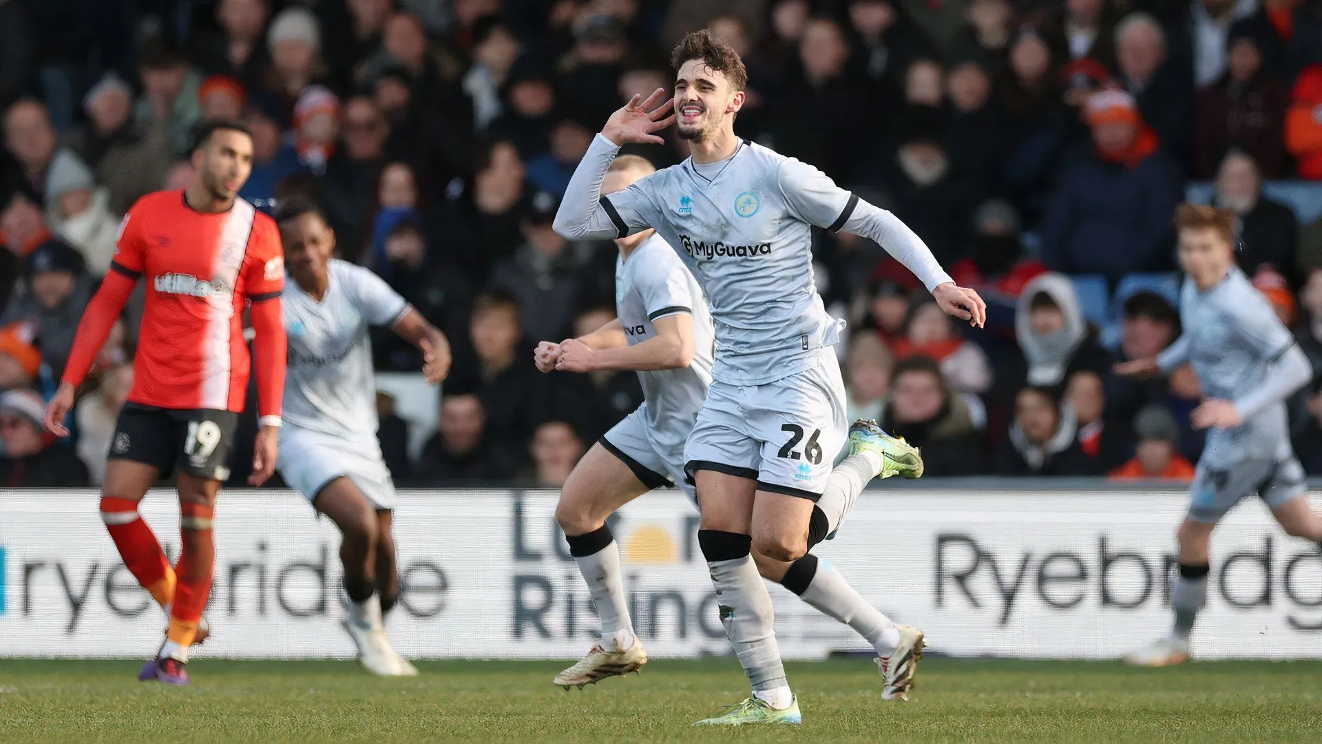 Tiền đạo Mihailo Ivanovic ăn mừng bàn thắng cho Millwall, thể hiện phong độ ấn tượng thu hút các câu lạc bộ lớn