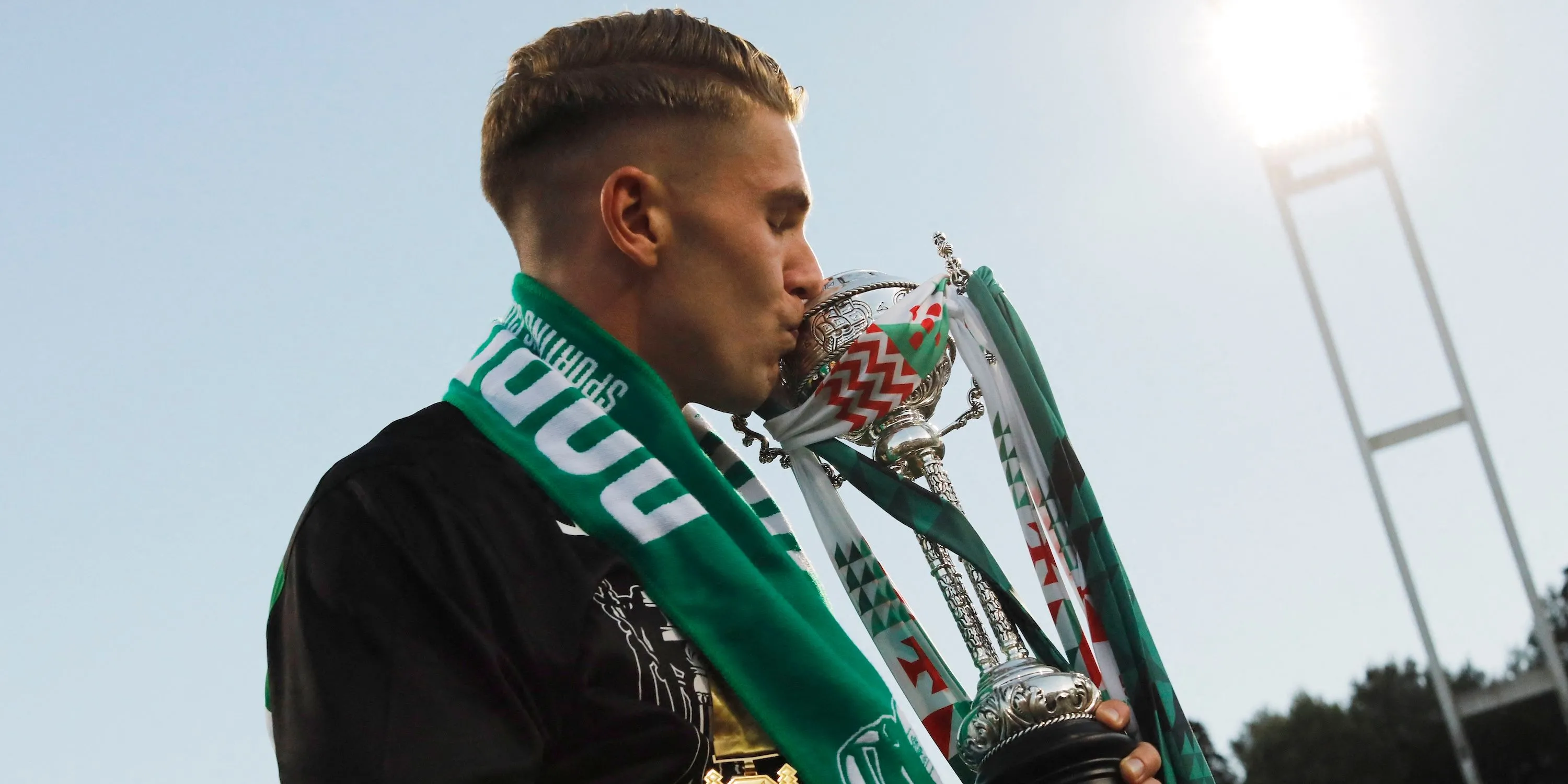 Tiền đạo Viktor Gyokeres ăn mừng chiến thắng cùng Sporting CP với chiếc cúp Taça de Portugal