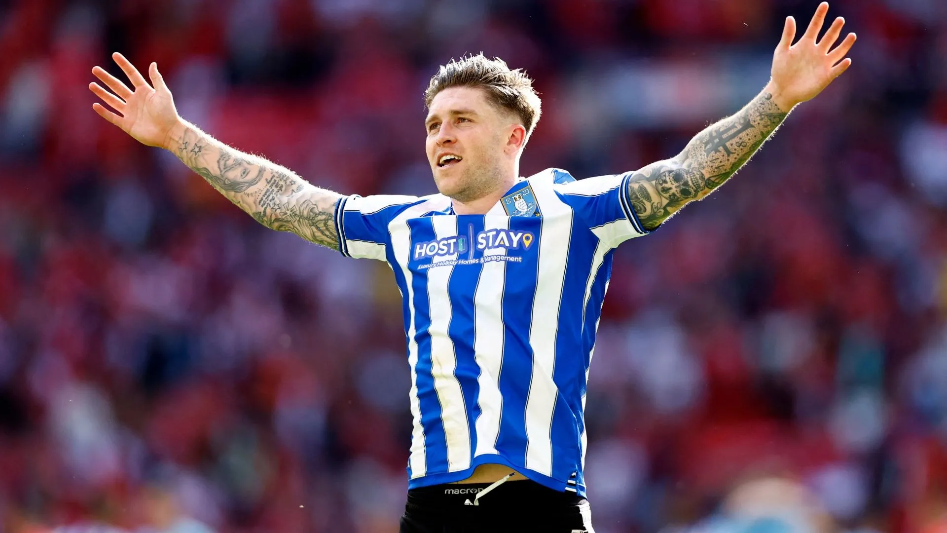 Tiền vệ tấn công Josh Windass, mục tiêu của nhiều câu lạc bộ sau khi Sheffield Wednesday gặp khó khăn tài chính