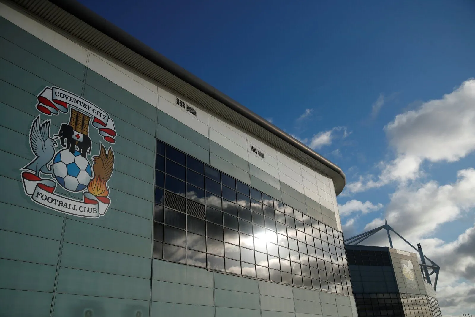 Toàn cảnh bên ngoài sân vận động CBS Arena của Coventry City, bị chỉ trích vì thiếu bản sắc và không có cảm giác là sân nhà thực sự
