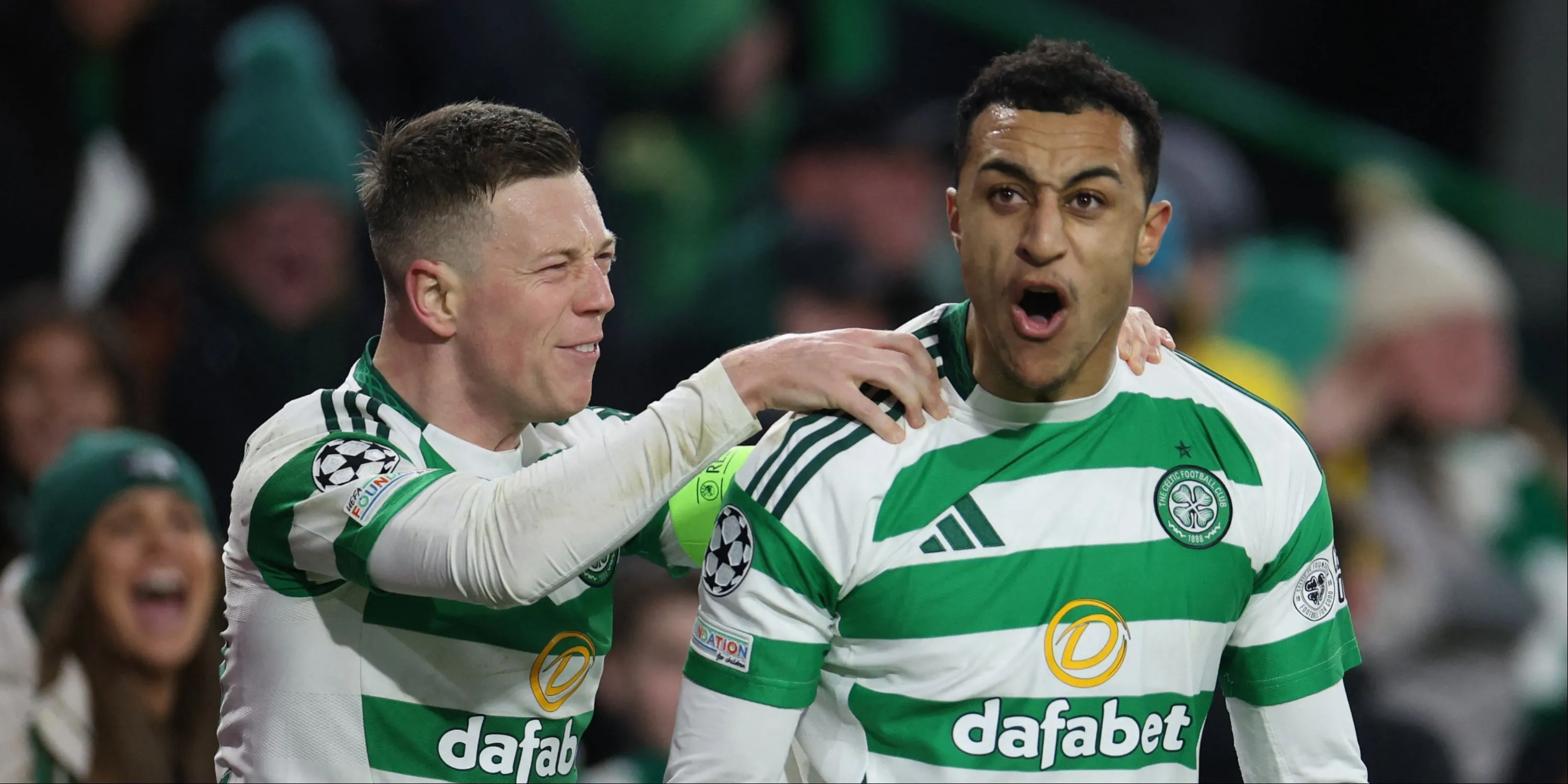 Adam Idah của Celtic và Callum McGregor trên sân