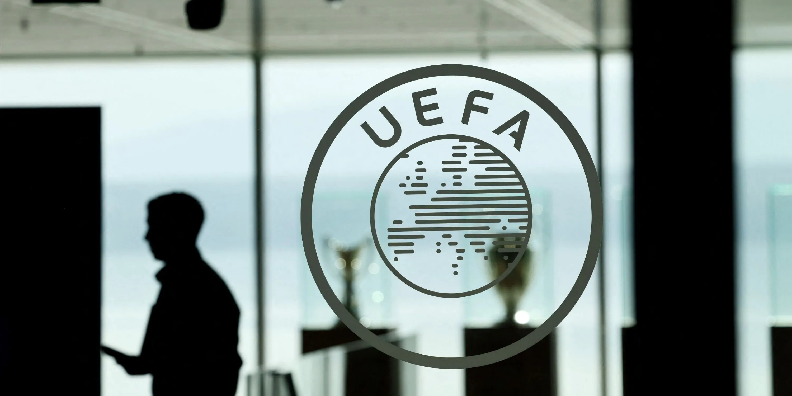 Biểu tượng UEFA và cảnh báo về Luật Công Bằng Tài Chính (FFP)