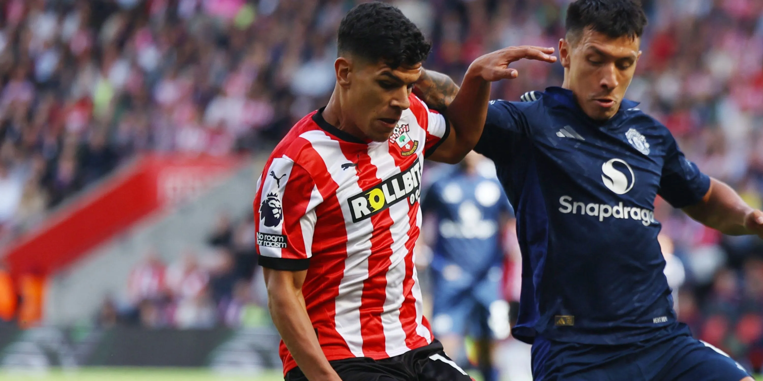 Mateus Fernandes trong màu áo Southampton thi đấu quyết liệt trước Manchester United, thể hiện tiềm năng lớn ở Premier League.