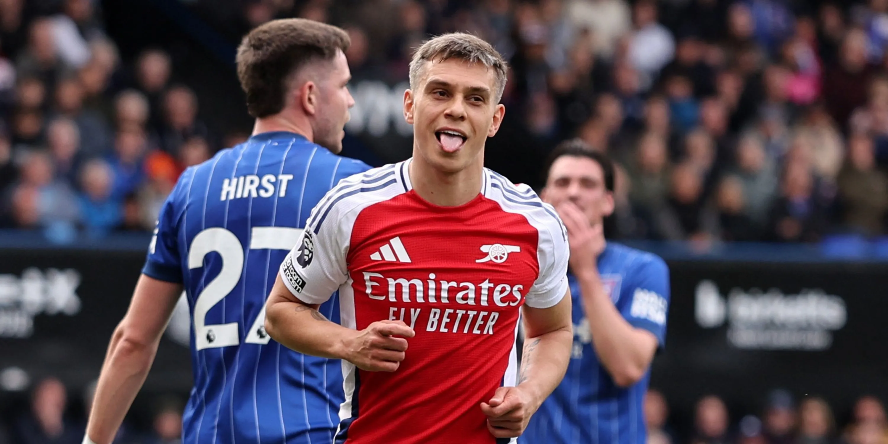 Tiền đạo Leandro Trossard của Arsenal trên sân cỏ