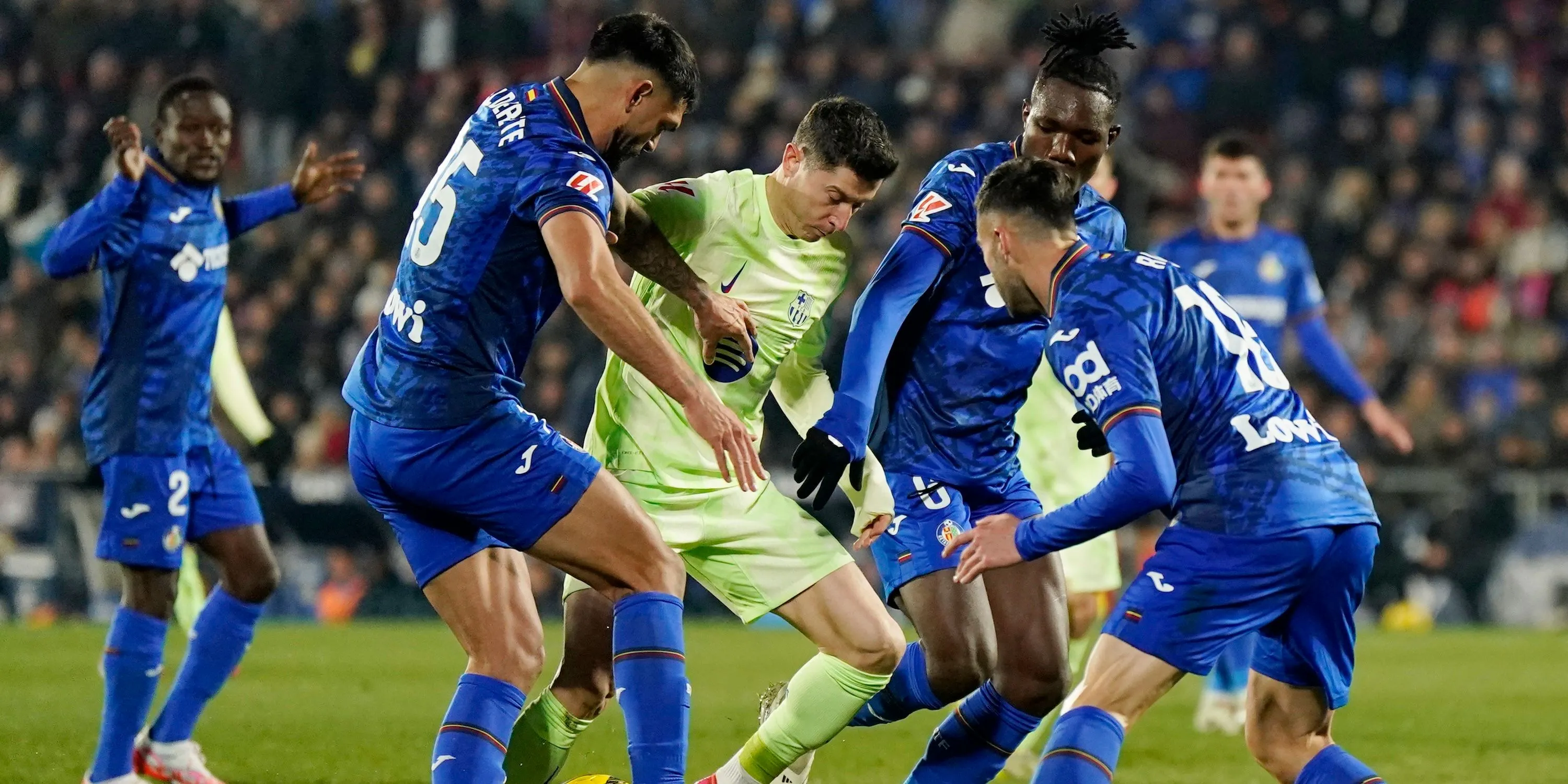 Tiền vệ Christantus Uche của Getafe đối đầu Robert Lewandowski của Barcelona, một trong những mục tiêu của Sunderland