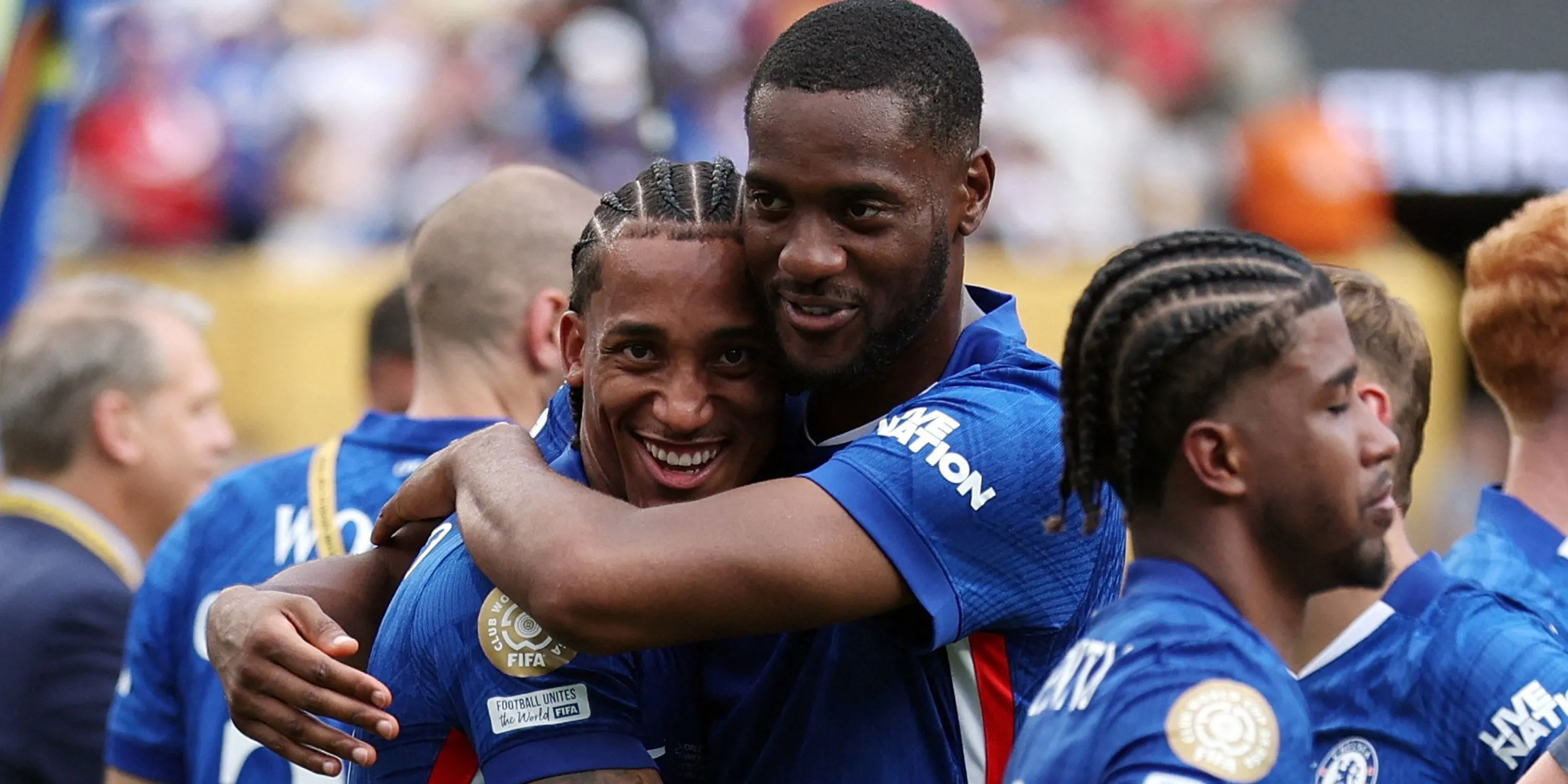 Tosin Adarabioyo của Chelsea ăn mừng cùng Joao Pedro, nhưng hàng thủ The Blues vẫn cần bổ sung chiều sâu