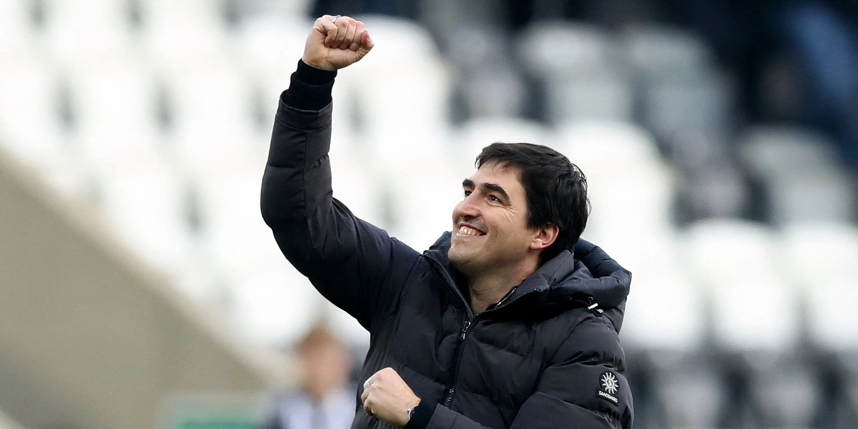 Andoni Iraola tươi cười trên sân cỏ