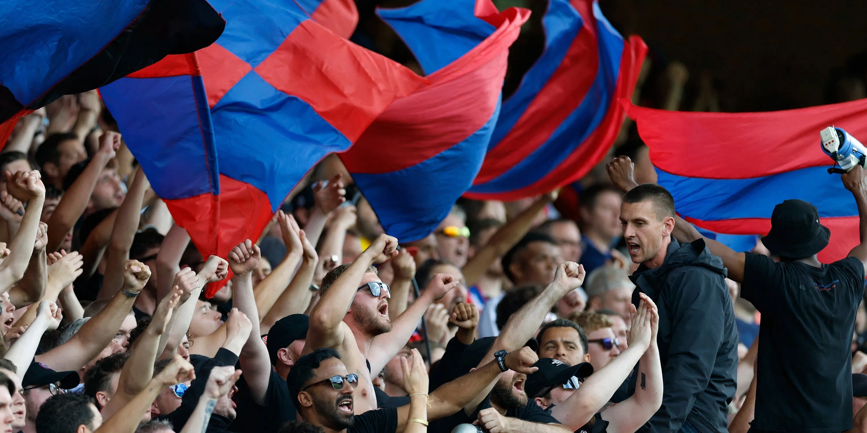 Cờ phạt góc hình chữ nhật theo quy định của UEFA trong các giải đấu châu Âu