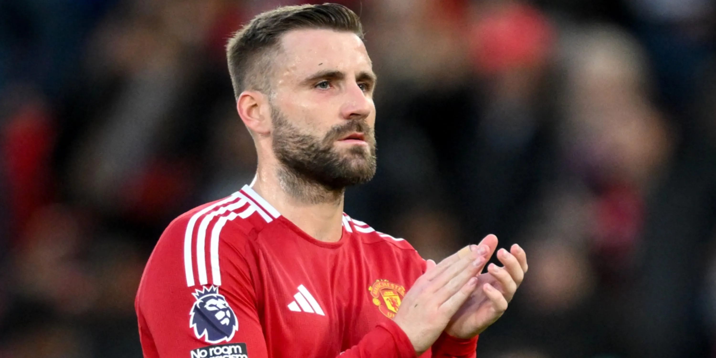 Hậu vệ Luke Shaw của Manchester United trên sân cỏ