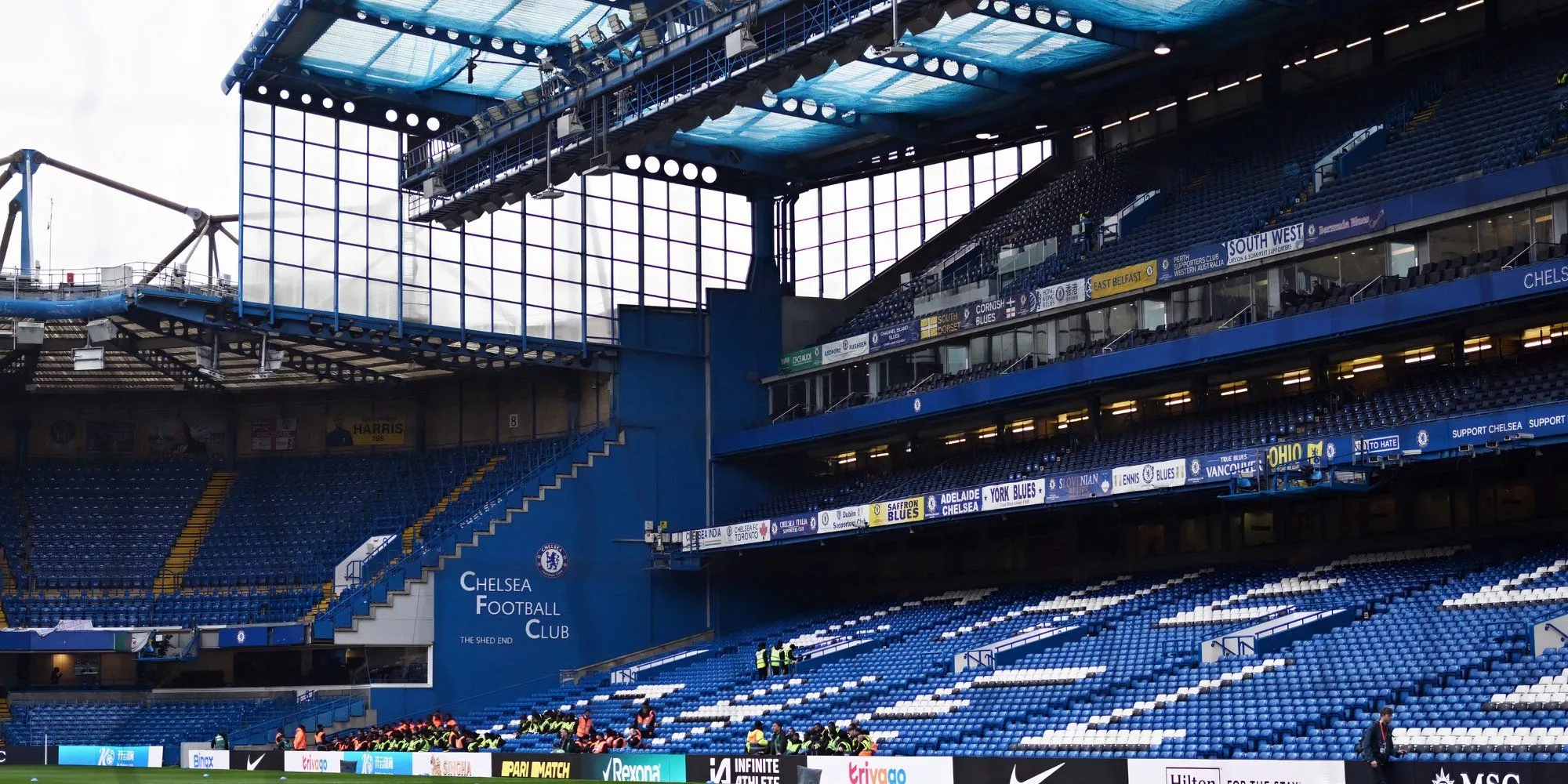Hình ảnh sân vận động Stamford Bridge của Chelsea lung linh dưới ánh đèn đêm